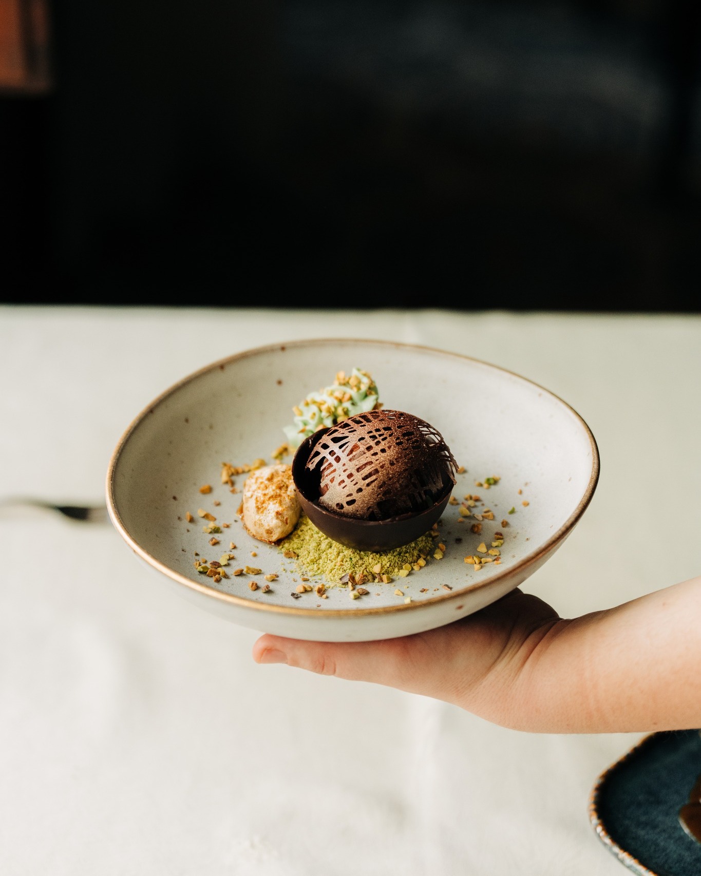Siempre hay sitio para el último bocado 🤎
La trufa también nos acompaña en los contrastes:
🍊 Ensalada de cítricos con aliño de trufa
🍫 “Trufa con pistachos” para cerrar el menú
Porque su aroma no solo realza lo salado… también transforma lo dulce.
Una temporada que se disfruta hasta el final ✨
#mesondelpastor #bibgourmand #morella #trufanegra
