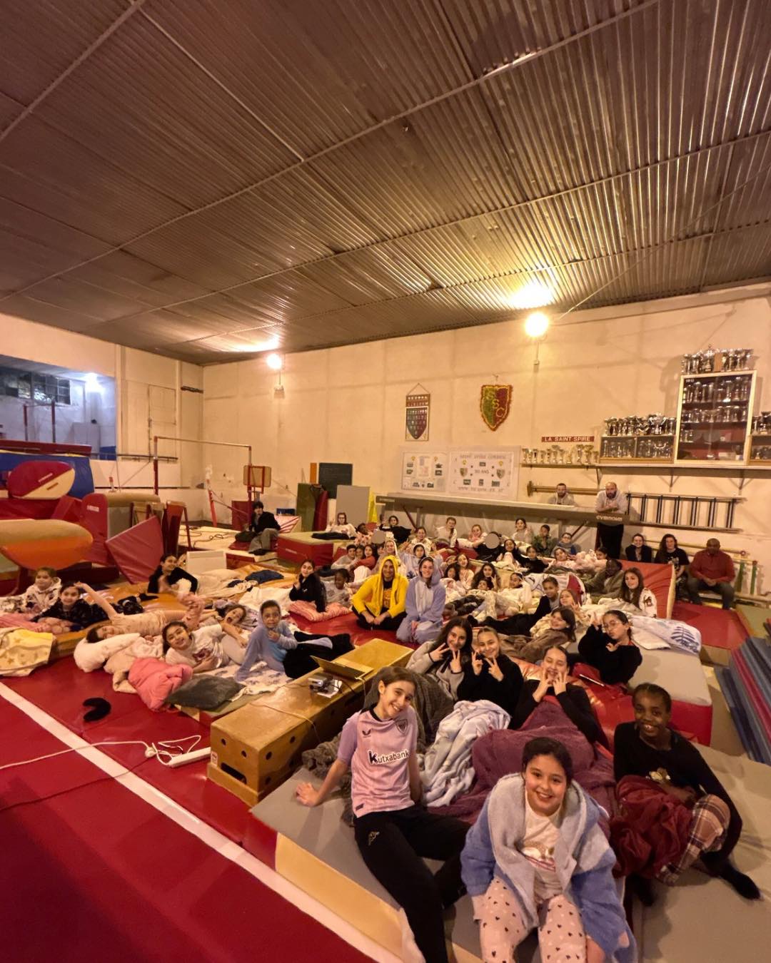 Et si on vous disait qu’on a de nouveau organisé une soirée pyjama au club ? 🤭
Eh oui c’est bien vrai, la SSC a remis ça cette année !
Une soirée pyjama grandeur nature et c’était une belle réussite 🎉🎉
Au programme :
Le film Full Out, des tonnes d’oreillers et de couvertures, des gourmandises de partout et beaucouuuup de popcorns ! 🍿🎂🥳
Merci à tous les participants pour leur bonne humeur et énergie : ça vous a plu cette nouvelle édition ? ✨
❤️💛💚
#ssc #gymnastique #fscf #saison20252026