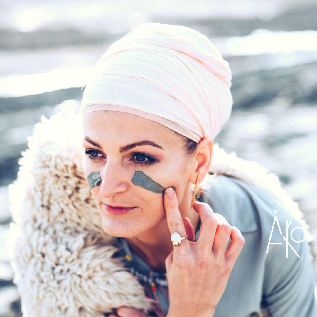 🌿 Sat Nam, mīļie.
Ja jūti, ka pavasaris mostas arī Tevī… bet vēl nezini, ar ko sākt —
atceries, ka pirmo soli vari spert mierīgi, savā ritmā.
Manā mājaslapā ir pieejamas 4 online meditāciju un kriju nodarbības video formātā, kur vari sākt praktizēt kopā ar mani no mājām.
✨ Vari izvēlēties sev piemērotāko:
• Gyan Chakra Kriya – prāta skaidrībai un intuīcijas aktivizēšanai
• Subagh Kriya – labklājības un plūsmas aktivizēšanai caur kustību, elpu un skaņu
• Radiant Body Kriya – iekšējā spēka un magnētisma stiprināšanai
• (un vēl viena meditācijas prakse dziļākai savienošanai ar savu autentisko Es)
Šīs prakses ir piemērotas gan tiem, kas tikai sāk, gan tiem, kas vēlas stabilizēt savu ikdienas disciplīnu.
Ja vēl neesi gatavs grupas nodarbībām — tas ir skaists veids, kā sākt.
Savā laikā. Savā telpā. Savā patiesībā.
📍 Vairāk informācijas atradīsi manā mājaslapā:
www.kundalinijoga.lv
Sat Nam 🙏🏻
Amangeet Kaur
#kundalinijoga #onlinejoga #meditācija #garīgāprakse #apzinātība #nervusistēma #radiantbody #gyanchakra #subaghkriya #kundalinijogalv #amangeetkaur