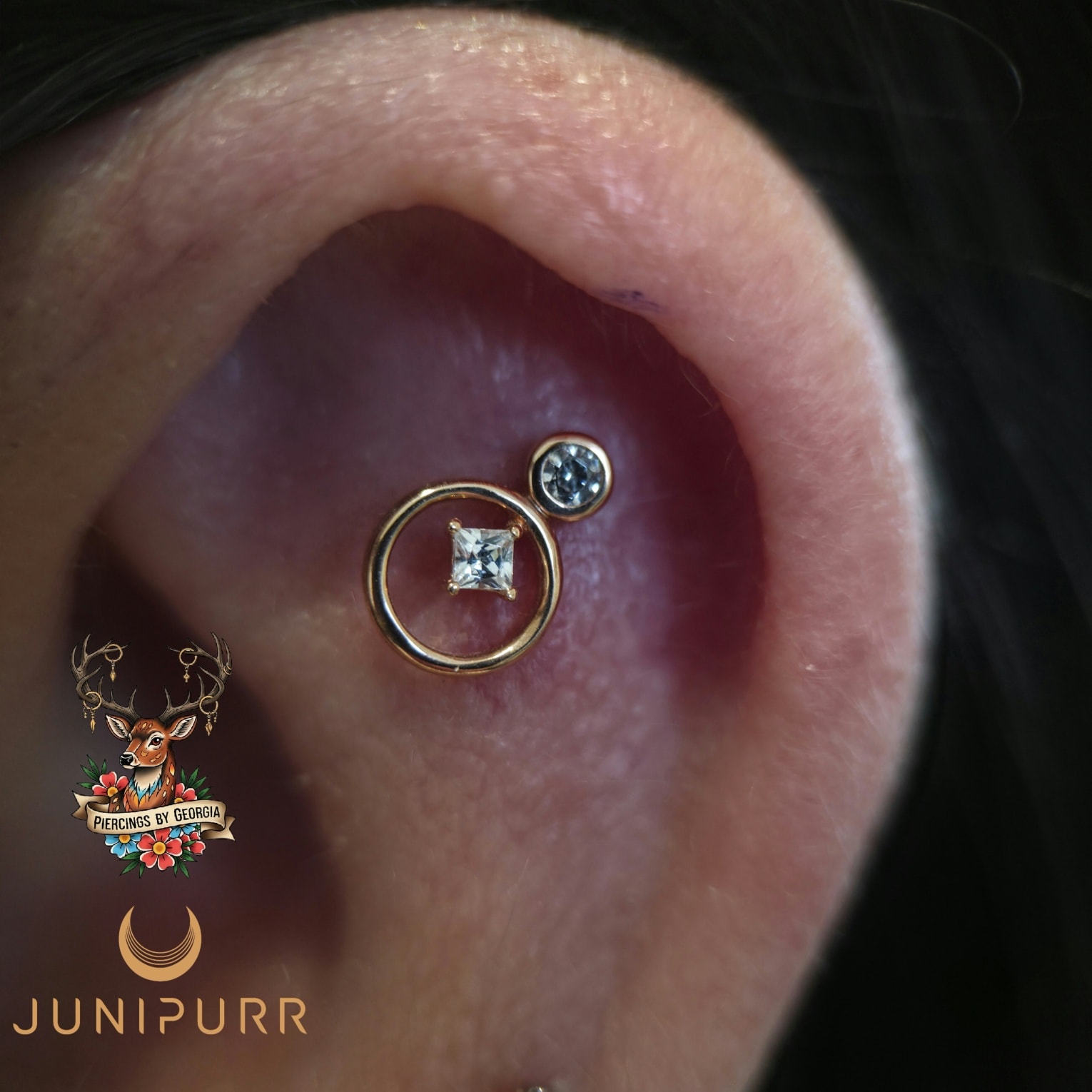 My amazing client had her eye on this piece for a while 👀 we decided it would look soo good in a flat, and we are over the moon with how it turned out.
A set of 14k 2mm prong set, highly reflective round and princess cut 2mm CZs mounted between a fixed suspended 14k rose gold ring ✨️
@junipurrjewelry