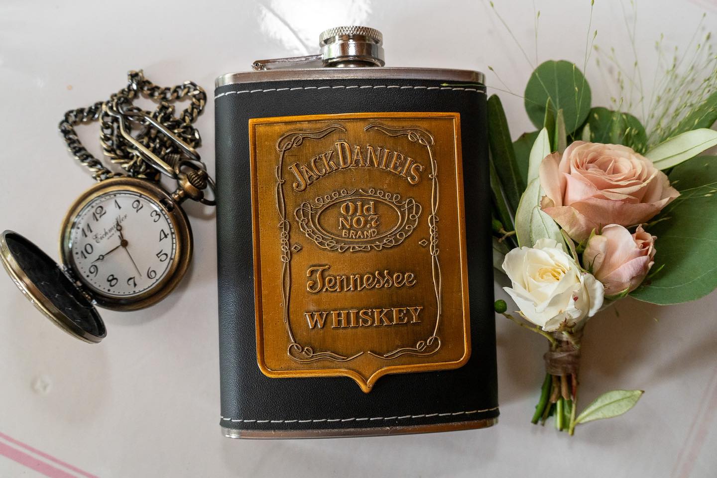 Manchmal sind es nicht die großen Momente.
Sondern die kleinen Details, die alles erzählen.
Zeit. Stil. Erinnerung.
Ein Flachmann, der vielleicht schon viele Geschichten gehört hat.
Eine Uhr, die den großen Tag begleitet.
Blumen, die den Moment festhalten.
Genau deshalb liebe ich Hochzeitsreportagen – weil jedes Detail Bedeutung trägt.
Was ist für euch das wichtigste Detail an eurem Hochzeitstag?
#hochzeitsfotograf
#hochzeit2026
#bräutigam
#weddingdetails
#hochzeitsreportage
#detailverliebt
#vintagestyle
#frankefotografie
#neuruupin
#hochzeitsfotografbrandenburg
#hochzeitsinspiration
#weddingphotography