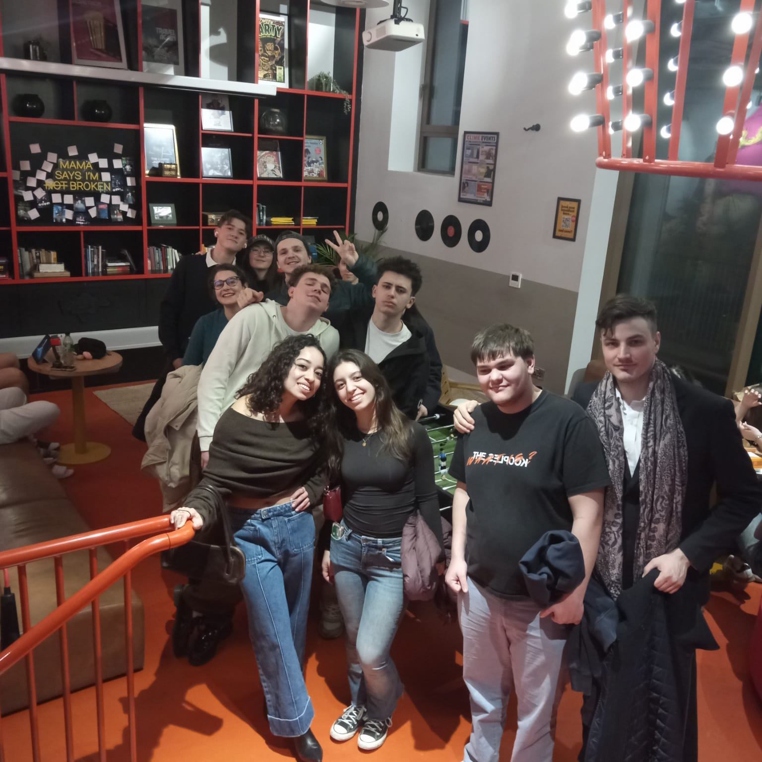 Des nouvelles de nos apprentis à travers l'Europe !
Nos jeunes apprentis du Lycée, rattachés au GIP FIPAN, vivent actuellement une superbe expérience grâce au programme de mobilité Erasmus !
Deux destinations, deux ambiances, mais un même enthousiasme :
🇮🇪 Dublin pour une partie de nos 1ère année en BTS MHR ! Tout se passe à merveille. Nos jeunes travaillent avec un grand professionnalisme, et un peu de temps pour visiter, se détendre après le travail et découvrir le riche patrimoine irlandais.
🇪🇸 Barcelone pour notre classe de CS Bar (Mention complémentaire Barman) ! Là aussi, c'est un sans-faute. Les apprentis ont un comportement exemplaire et sont accueillis dans des superbes entreprises. Au programme : immersion professionnelle, découverte de cocktails insolites au cœur de la capitale catalane et bien sûr, de belles balades pour s'imprégner de l'ambiance de la ville.
C'est un vrai bonheur de recevoir leurs photos, de les voir s'épanouir, s'enrichir culturellement et vivre pleinement leur mobilité.
Vive Erasmus !!