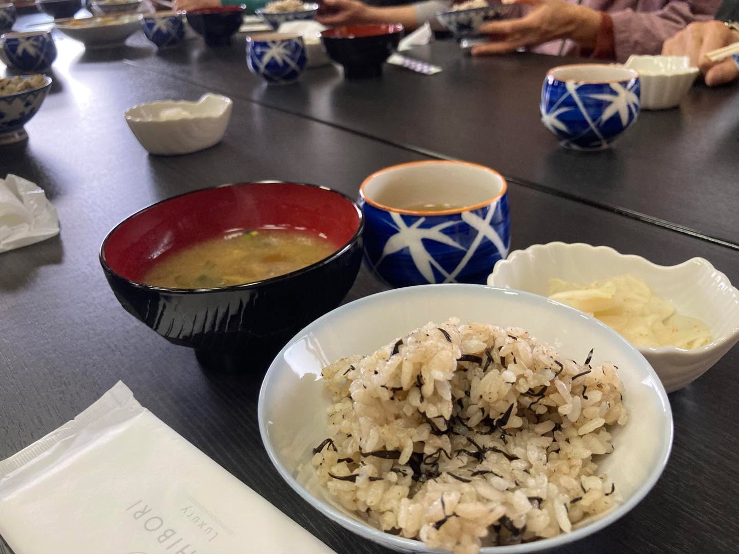 本日はお掃除の会でした
お経の後は昼食です
住職のお話からスタートして、みなさんの健康法などを語りあい
ほっこり情報交換の時間になりました