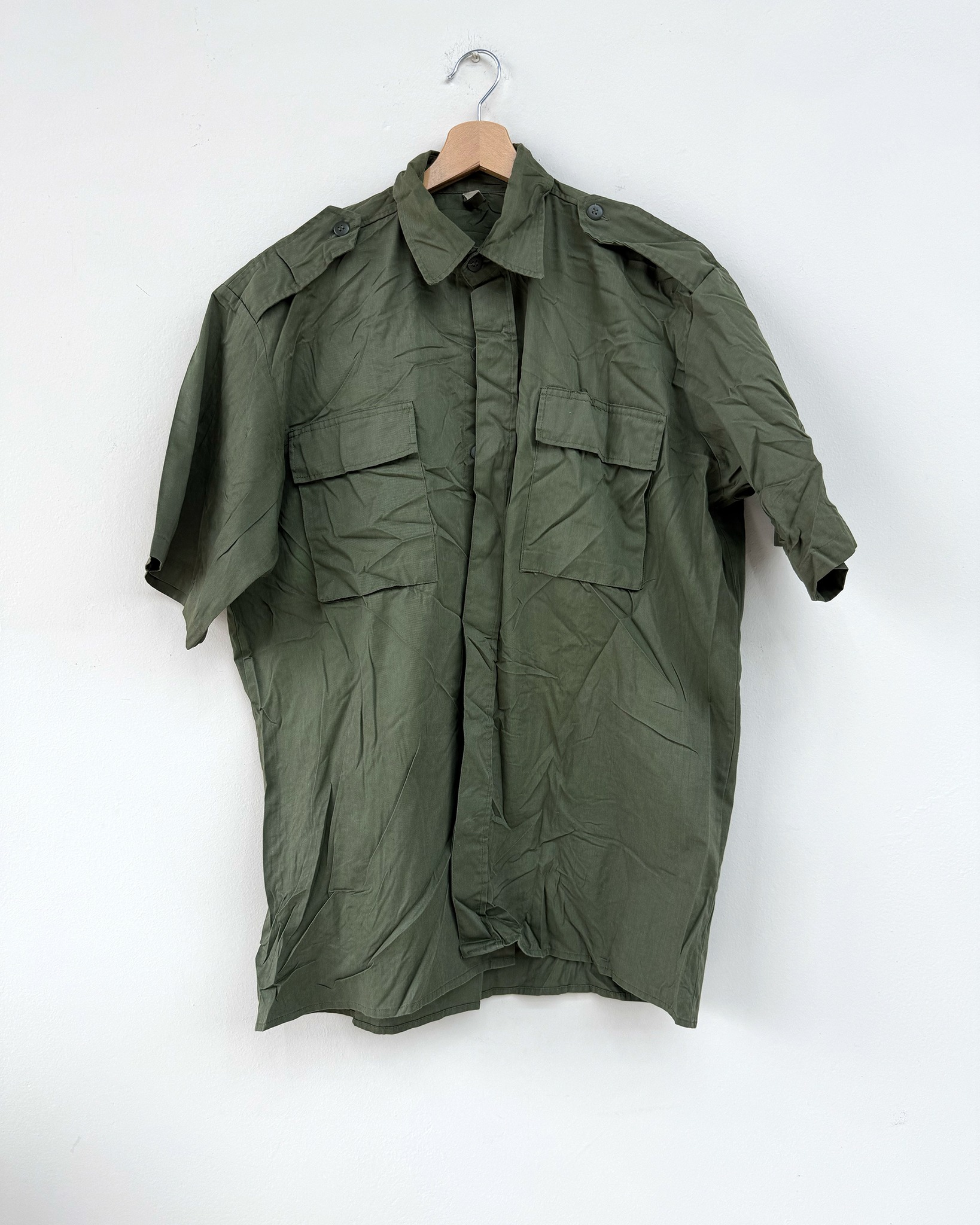 Issue militare. Essenziale. Autentica.
In vendita camicia a maniche corte dell’Esercito Croato, in classico verde oliva, realizzata in resistente tessuto ripstop. Un capo surplus militare con forte identità storica.
🎖️ Caratteristiche principali
🔹 Origine: Esercito Croato
🔹 Colore: verde oliva
🔹 Materiale: tessuto ripstop anti-strappo (misto cotone/poliestere)
🔹 Design: due ampie tasche frontali con bottone
🔹 Dettagli: spalline per applicazione gradi
📜 Contesto storico
Molti esemplari di questo tipo risalgono al periodo della Guerra d’Indipendenza Croata (1991–1992), rendendola un capo interessante anche per collezionisti di militaria europea.
Perfetta per look utility, military o streetwear tecnico. Un pezzo funzionale, robusto e ricco di storia.
🛒 Disponibile sul nostro shop on-line oppure in Store
💬 Contattaci per qualsiasi informazione o dettaglio che vuoi sapere
#ArmySurplus #MilitaryStyle #Ripstop