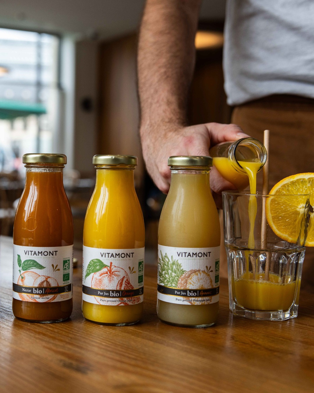 Au Le Saint Jean, la fraîcheur se savoure aussi en boisson. 🍊
Nous proposons les jus de fruits Vitamont, des jus naturels et riches en saveurs, parfaits pour accompagner votre repas ou simplement profiter d’une pause rafraîchissante.
Notre équipe du restaurant met tout en œuvre pour vous accueillir avec le sourire et vous offrir une expérience conviviale, où chaque détail contribue à votre plaisir. Que ce soit pour un déjeuner ou une boisson, nous sommes là pour vous servir avec attention.
Venez découvrir nos jus Vitamont et laissez-vous tenter par une touche de fraîcheur !