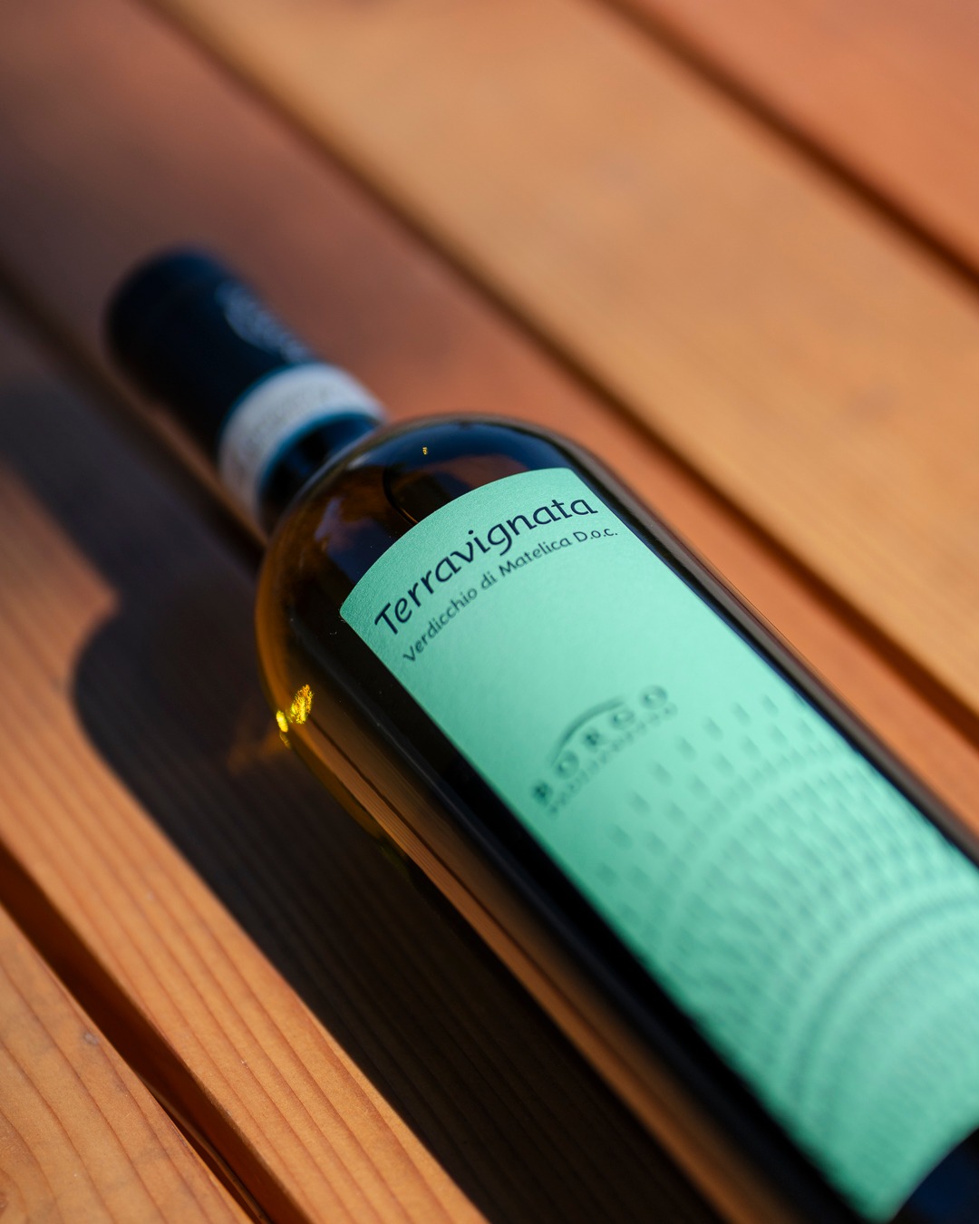 In un mondo che ci chiede leggerezza,
Terravignata Verdicchio di Matelica DOC ci regala un sorso che profuma di cedro e sa di spensieratezza.
Fiori bianchi, mela verde croccante, delicate note di mandorla e una vibrante mineralità che racconta la sua terra.
Fresco, luminoso, autentico.
È un invito a rallentare, respirare e brindare alla bellezza delle piccole cose.
Perché a volte basta un calice per sentirsi più leggeri. 🍃🍷
In a world that calls for lightness,
Terravignata Verdicchio di Matelica DOC offers a sip scented with cedar and filled with carefree elegance.
White blossoms, crisp green apple, delicate almond notes and a vibrant minerality that speaks of its land.
Fresh, bright, authentic.
An invitation to slow down, breathe, and toast to life’s simple beauty.
Because sometimes, one glass is all it takes to feel lighter. 🍃🍷
#borgopaglianetto #organic #madeinitaly #matelica #fivi #winelovers #vinoitaliano #Terravignata #VerdicchioDiMatelica #ItalianWine #WineTime #Cheers