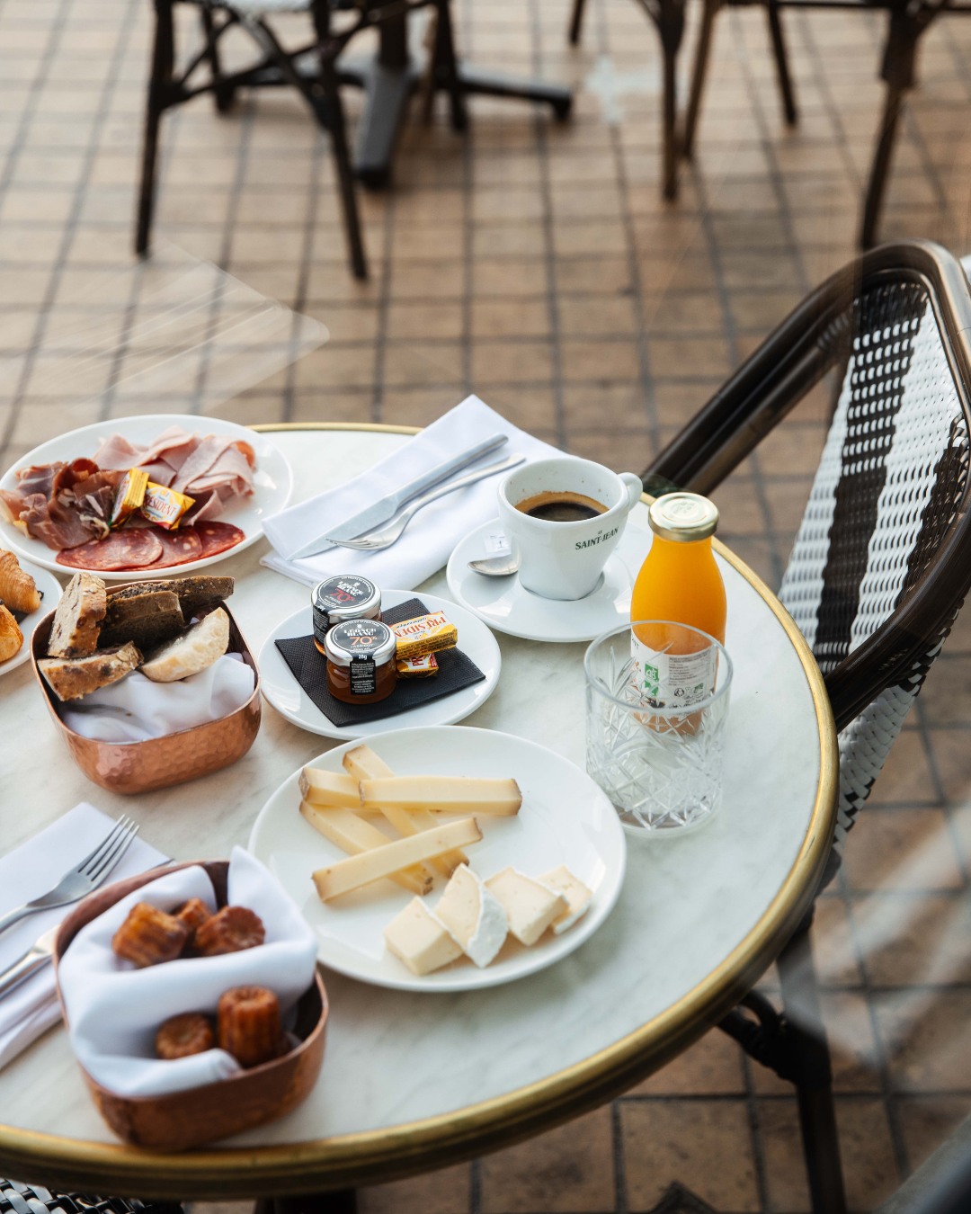 Petit déjeuner au Le Saint Jean 🍳
Commencer la journée du bon pied, c’est aussi prendre le temps de savourer un petit déjeuner gourmand. Au Saint Jean, notre équipe vous accueille chaque matin avec sourire et attention, pour vous offrir un moment agréable avant de démarrer la journée.
Produits frais, choix variés et ambiance conviviale : que vous soyez adepte du classique ou du gourmand, notre petit déjeuner s’adapte à vos envies. Un instant simple, mais essentiel, pour bien commencer la journée.
Venez nous rendre visite et profitez d’un petit déjeuner qui allie saveurs et convivialité.