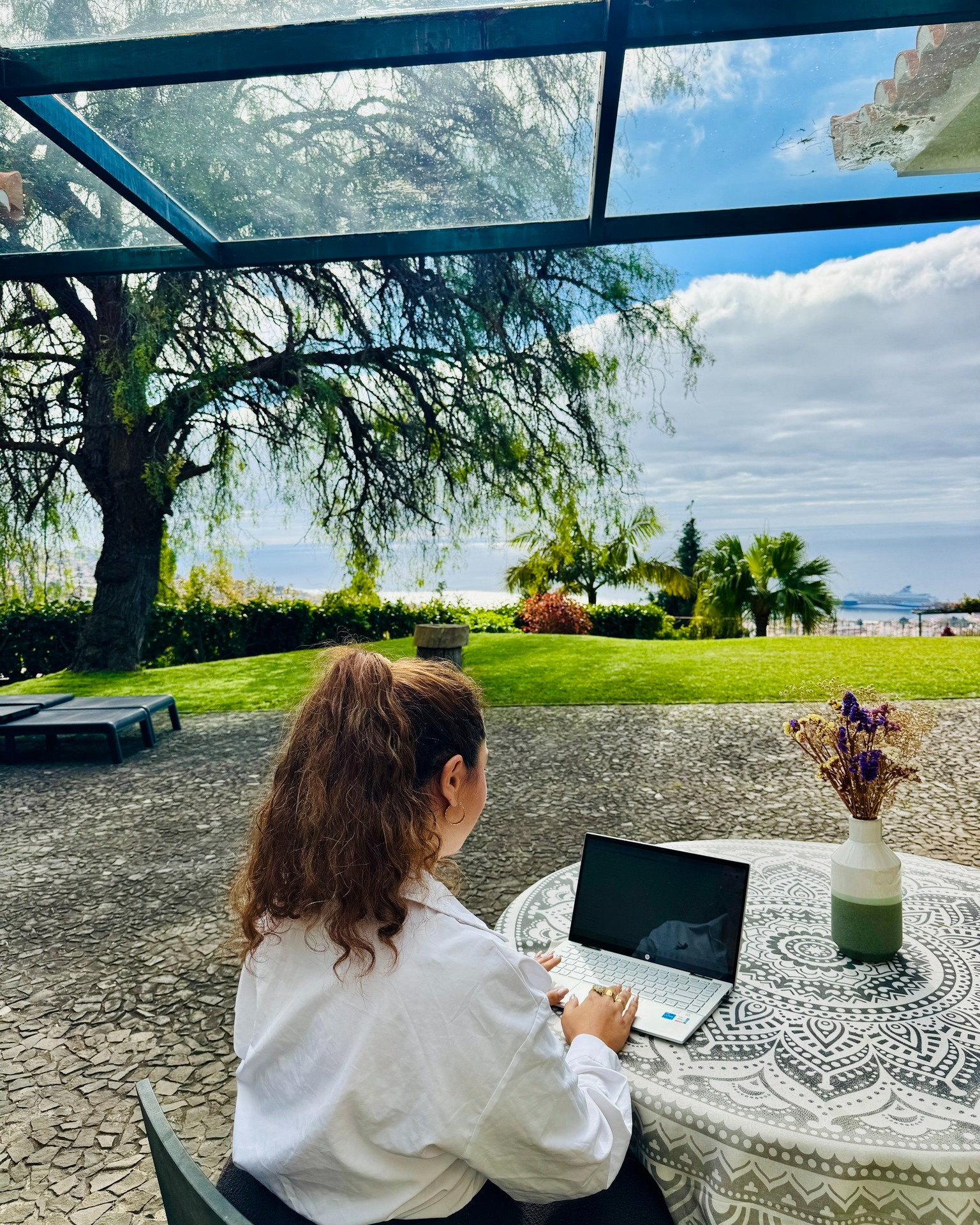 Arbeiten wo andere Urlaub machen? Ja. 🌊
Frisches Basilikum fürs Mittagessen? Auch ja. 🌿
Workcation in unserem Madeira Office 🏝️🌸 Unsere Mitarbeiter:innen haben nämlich die Möglichkeit, zwischendurch einfach mal die Perspektive zu wechseln..
✅ Call mit Aussicht.
✅ Lunch mit Kräutern aus dem eigenen Garten.
✅ Brainstorming mit Meeresrauschen.
✅ Produktivität steigt übrigens nachweislich bei frischem Basilikum. (..Okay, zumindest der Geschmack der Pasta) 🍝
Zwischen Atlantikblick und Laptop liegt nämlich unser eigenes kleines Kräuterbett.
Basilikum, Rosmarin, Minze – einmal kurz rausgehen, pflücken, fertig ist das Upgrade fürs Lunch 😎🙌