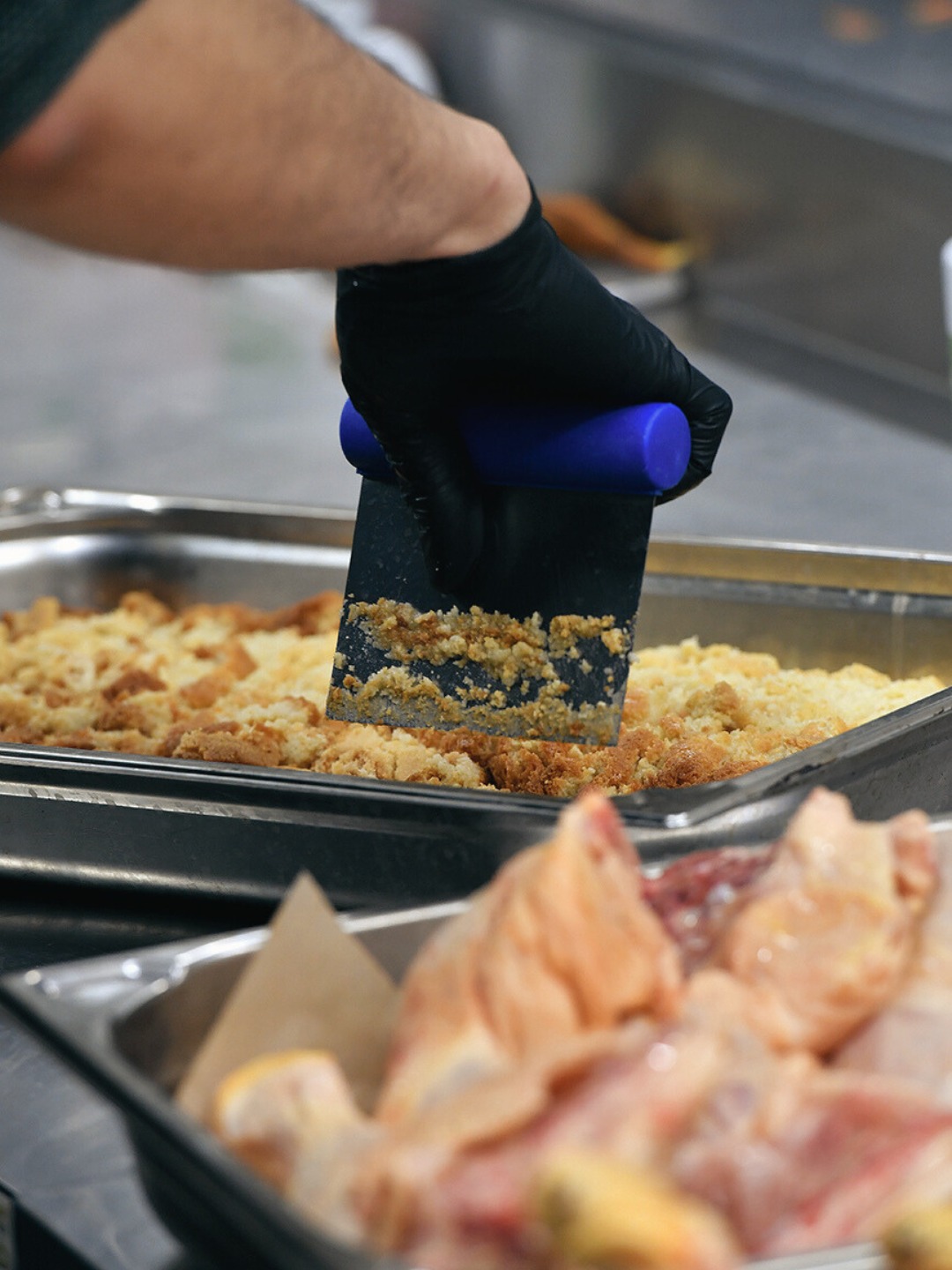 En cuisine chaque geste est précis ! 🔪
Derrière chaque bol, il y a une main qui maîtrise, un regard qui ajuste et une passion qui nous anime depuis des années. C’est ce savoir-faire qui donne à nos plats leur identité !
#SaintMalo #BolennSaintMalo #RestaurantSaintMalo
#SavoirFaire #Cuisinier