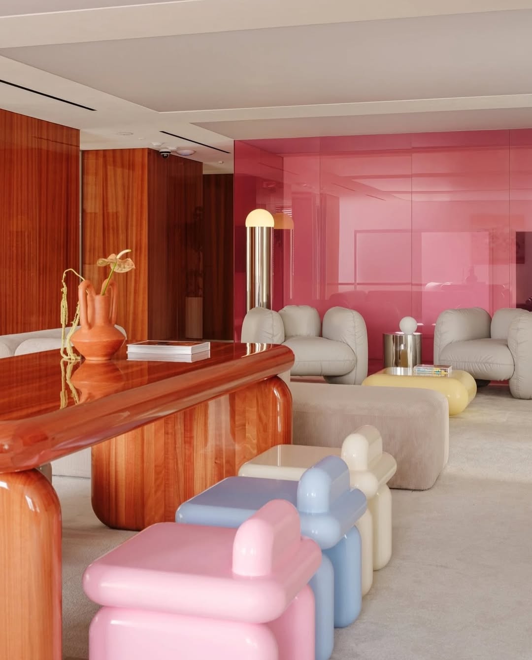 Dans ce lieu chargé d’histoire, le passé devient toile de fond d’un espace de travail résolument moderne. Géométries franches, surfaces laquées, mobilier sculptural… le tout adouci par une palette subtile et des matières tactiles qui rééquilibrent l’ensemble.
Un dialogue maîtrisé entre mémoire et modernité — hommage discret mais puissant au paysage culturel de la VDNKh.
🌸 Design Eduard Jeremchuk & Katya Pyatitskaya
📷 Photographies Mikhail Loskutov