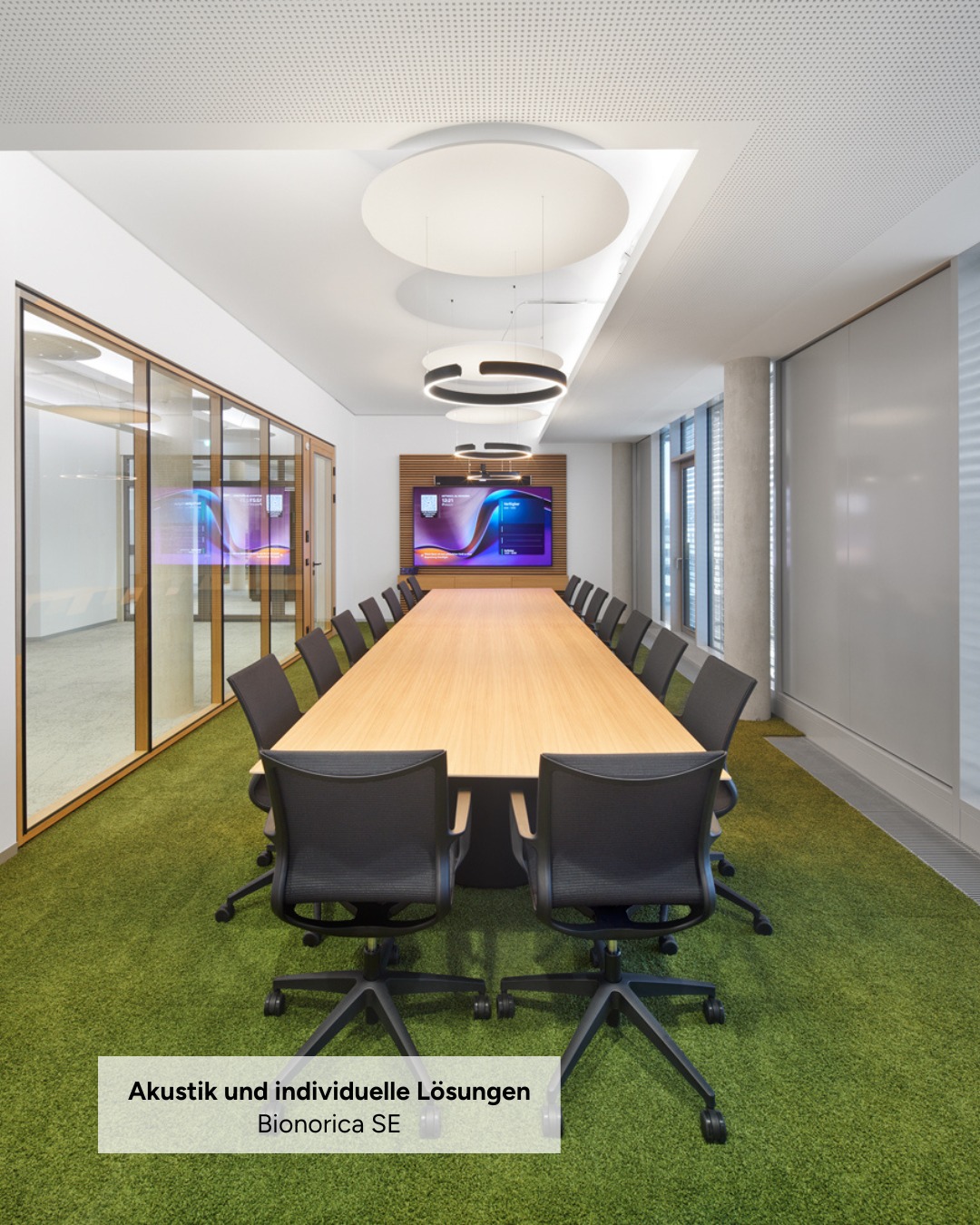 Arbeitswelten im Detail – Akustik, Ergonomie und individuelle Lösungen
Ein besonderer Mehrwert des Referenzprojekts entstand durch die frühzeitige Einbindung der Mitarbeitenden. In einem eigens eingerichteten Musterbüro wurden verschiedene Arbeitssettings getestet und anschließend gezielt optimiert. So konnten Funktionalität und Nutzerbedürfnisse ideal aufeinander abgestimmt werden.
Die überwiegend eingesetzten Produkte von @steelcase überzeugen durch Ergonomie, Flexibilität und eine harmonische Farb- und Formensprache.
Ergänzend sorgen gezielt eingesetzte Akustikelemente von @caimi_snowsound in Decken und Möblierung für eine angenehme Raumakustik, selbst in hoch frequentierten Bereichen.
Individuelle Details wie maßgefertigte Pflanzenkästenelemente der Schreinerei Werthammer setzen zusätzliche Akzente und tragen zur wohnlichen Atmosphäre bei. So entstand eine Arbeitsumgebung, die Funktionalität, Gestaltungsqualität und Nutzerorientierung in einem stimmigen Gesamtkonzept vereint.
#büroeinrichtung #referenzprojekt #bionorica #neumarkt #einrichtung #steelcase #objekteinrichtung #arbeitsplätze #meetingräume #kantine #design #arbeitswelt #modern #flexibilität #worldofoffice #grasenhiller #amberg #weiden #nuernberg #einrichtung