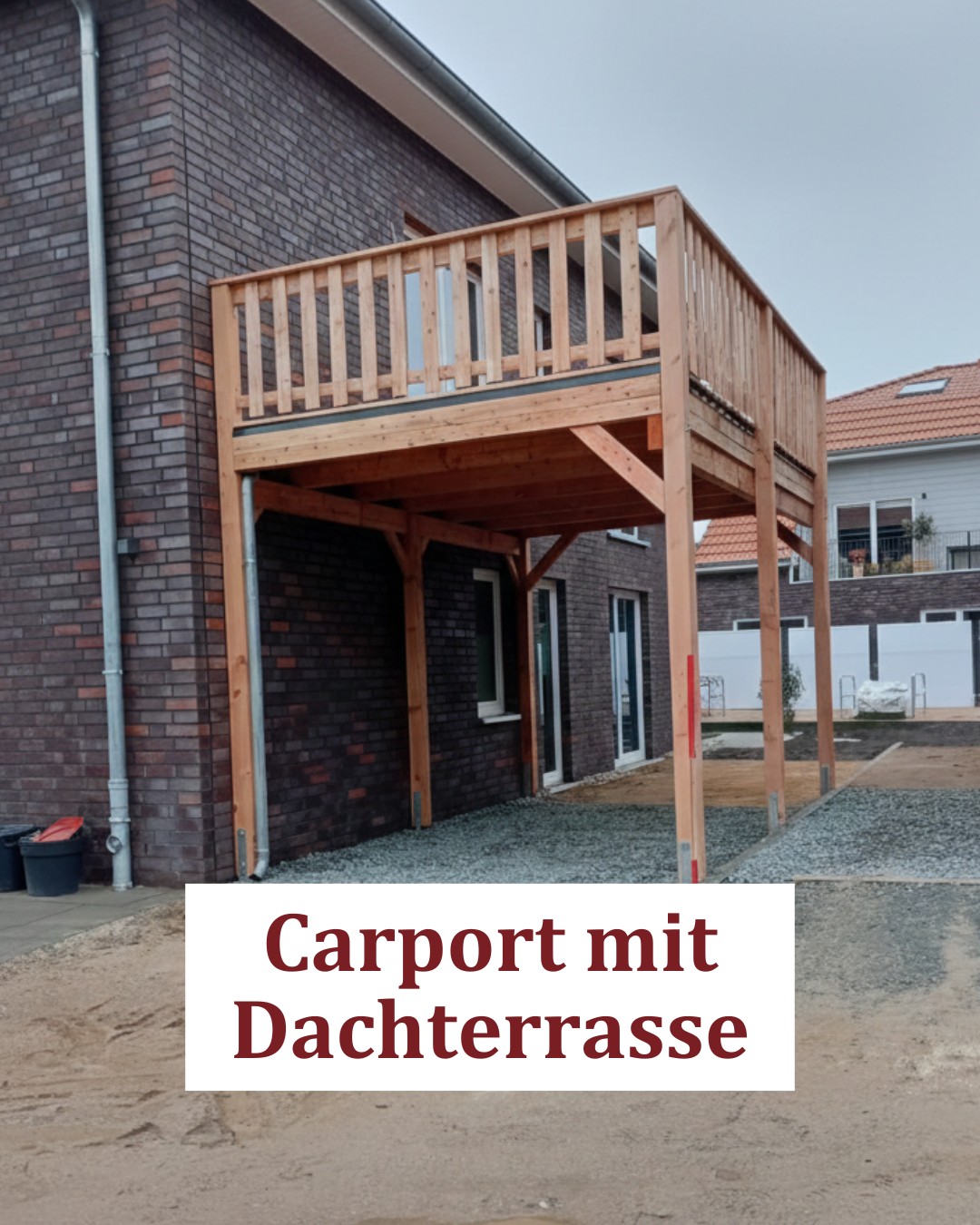 Carport aus Lärchenholz mit Dachterrasse.
Das Besondere an diesem Carport ist die Nutzung der Dachfläche als Terrasse. Der Terrassenbelag wurde mit robusten Lärchendielen ausgelegt. Das individuell gefertigte Geländer wurde dreiseitig mit einem stabilen Brüstungsriegel sowie einem waagerechten Abschlussbrett aus Lärchenholz ausgeführt. Die Geländerfüllung besteht aus lotrecht angeordneten Glattkantbrettern.
Wie gefällt dir die Lösung?
#carport #holzcarport #holzterrasse #freeseholz #carportexperten