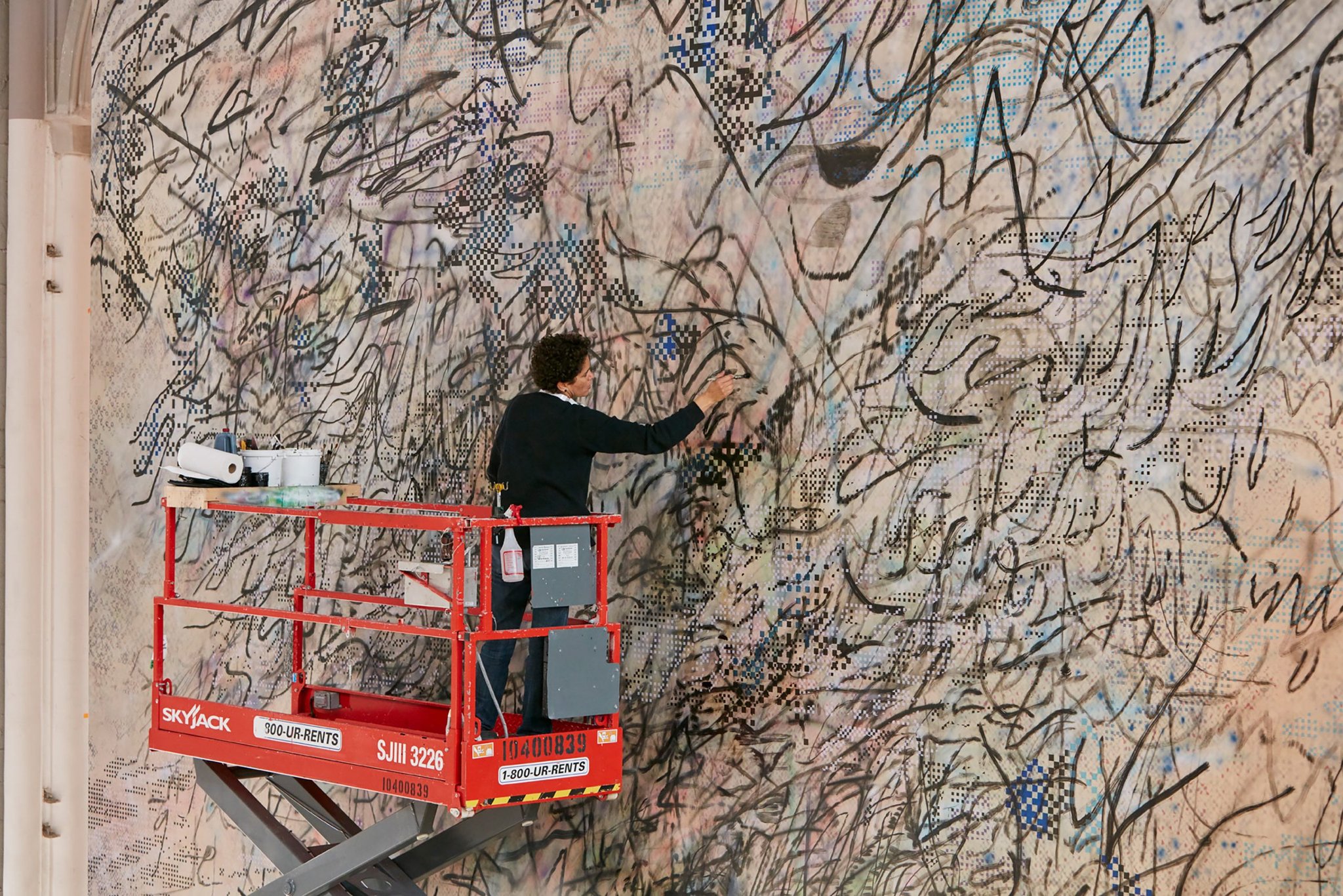 Julie Mehretu is an American-Ethiopian painter born in 1970. At a very young age, she fled with her family from the Ethiopian military dictatorship and went into exile in Michigan, USA. This experience of exile, borders, and a fractured history runs through her entire body of work. The daughter of a geographer, she developed a cartographic relationship with the world. Mehretu earned a master's degree in fine arts from the RISD, where she developed a visual language made of lines, dots, signs, and symbols.
Her works are inspired by real places and events—the protests in Tahrir Square or the California wildfires, for instance—which Mehretu transforms into what she calls “maps of history without location” by combining them with her own thoughts and experiences. Her paintings do not tell a linear story, but give the sensation of being immersed in the heart of an event.
Her monumental works seek to reveal the complexities of the contemporary world: migratory, economic, informational, and political flows, and the incomplete links that unite them. She works by layering: a first layer that is often figurative (architectural plans, flags), then networks of lines and signs (air traffic), and finally rapid, nervous, almost calligraphic gestures, sometimes erased. Over time, her abstraction has become increasingly spontaneous, less geometric, with more muted colors. And, after Trump's victory in the US presidential elections, Mehretu began to incorporate photographs of violence from social media and the press, which she blurs and prints on canvas before partially covering them. These obscured images retain a ghostly presence, as if history left traces that cannot be erased.
Thus, her abstraction is never “pure”: it is based on ideological structures that embody order, rationality, control, and power. Each layer disrupts the order of the previous one, turning painting into a field of conflict. Mehretu thus redefines political abstract painting: a painting of history as an accumulation of crises, without heroes or a dominant point of view, illegible, and reflecting a fast-paced, disoriented world saturated with information.
#juliemehretu #contemporaryart