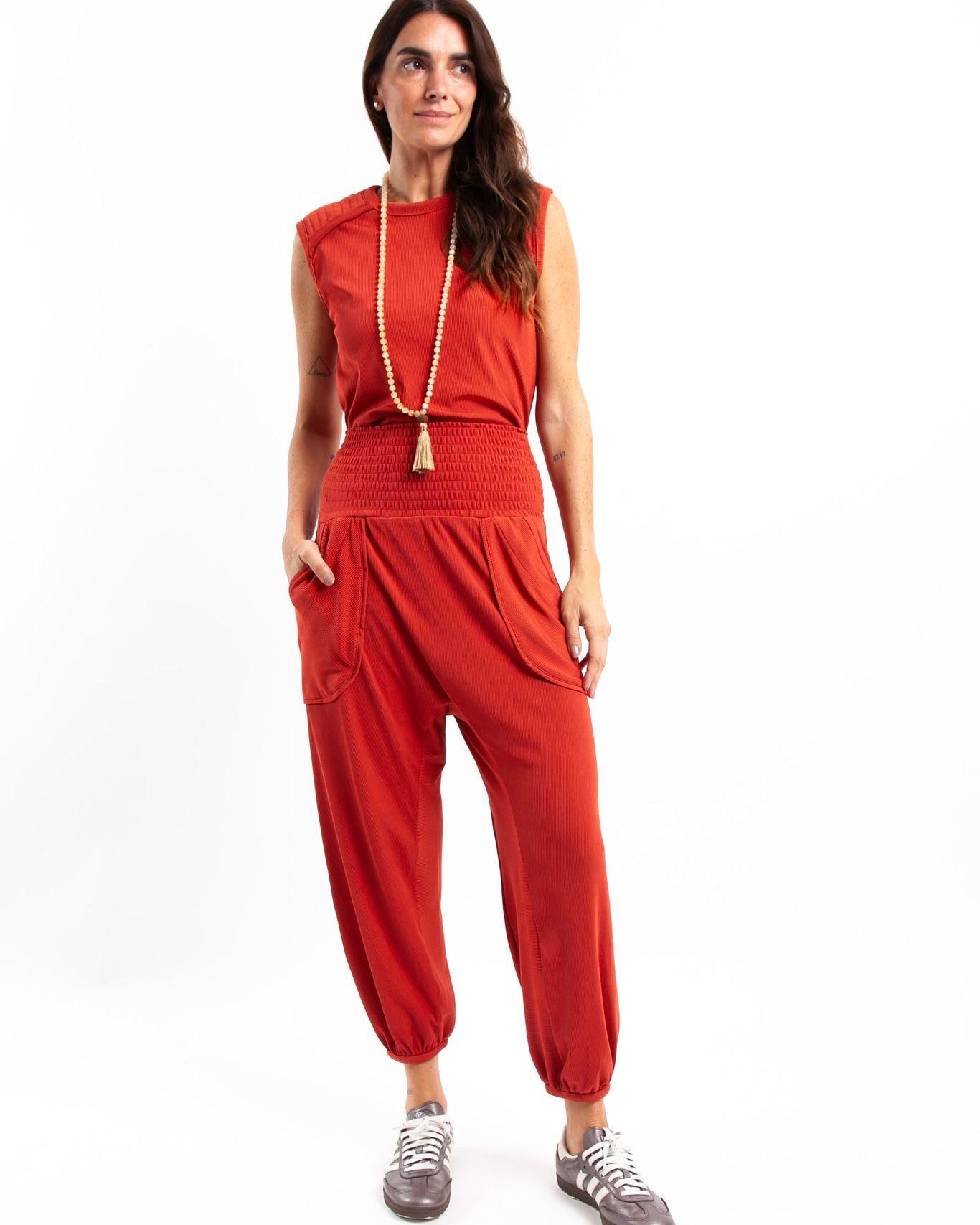 Minimal no visual. Potente no significado.
Citrino para expansão e confiança.
Rudraksha como ponto de força.
Para quem vive no movimento, mas não abre mão de propósito.
#Japamala #Citrino #Rudraksha #AcessorioComSignificado #EstiloComProposito