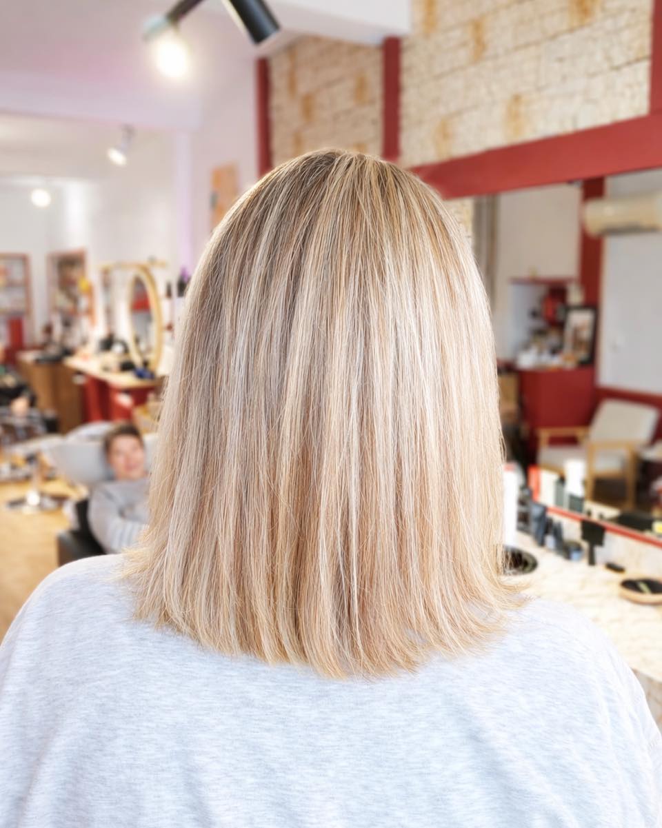 Reblondir. Uniformiser. Subtiliser. ✨
Notre cliente voulait retrouver de la lumière sans effet “bloc”.
On a travaillé des babylights ultra fines pour recréer du relief… puis une patine pour fondre, lisser, harmoniser.
Résultat : un blond plus frais, plus lumineux, mais surtout plus naturel 🤍
Et non… on ne fait pas que des brushings XXL ou des wavy Pinterest 😉
Le coiffage naturel, maîtrisé, doux, qui laisse vivre la matière… ça fait aussi partie de notre quotidien.
Parce que le vrai luxe, c’est un cheveu qui est beau même sans en faire trop.
Tu es plutôt team volume glamour ou team naturel chic ? ✨
#Babylights #BlondLumineux #Patine #CoiffageNaturel #SalonNonGenre#leslandes#bohamestudio#olaplex#schwarskopfprofessional#blondmeschwarzkopf❤️❤️