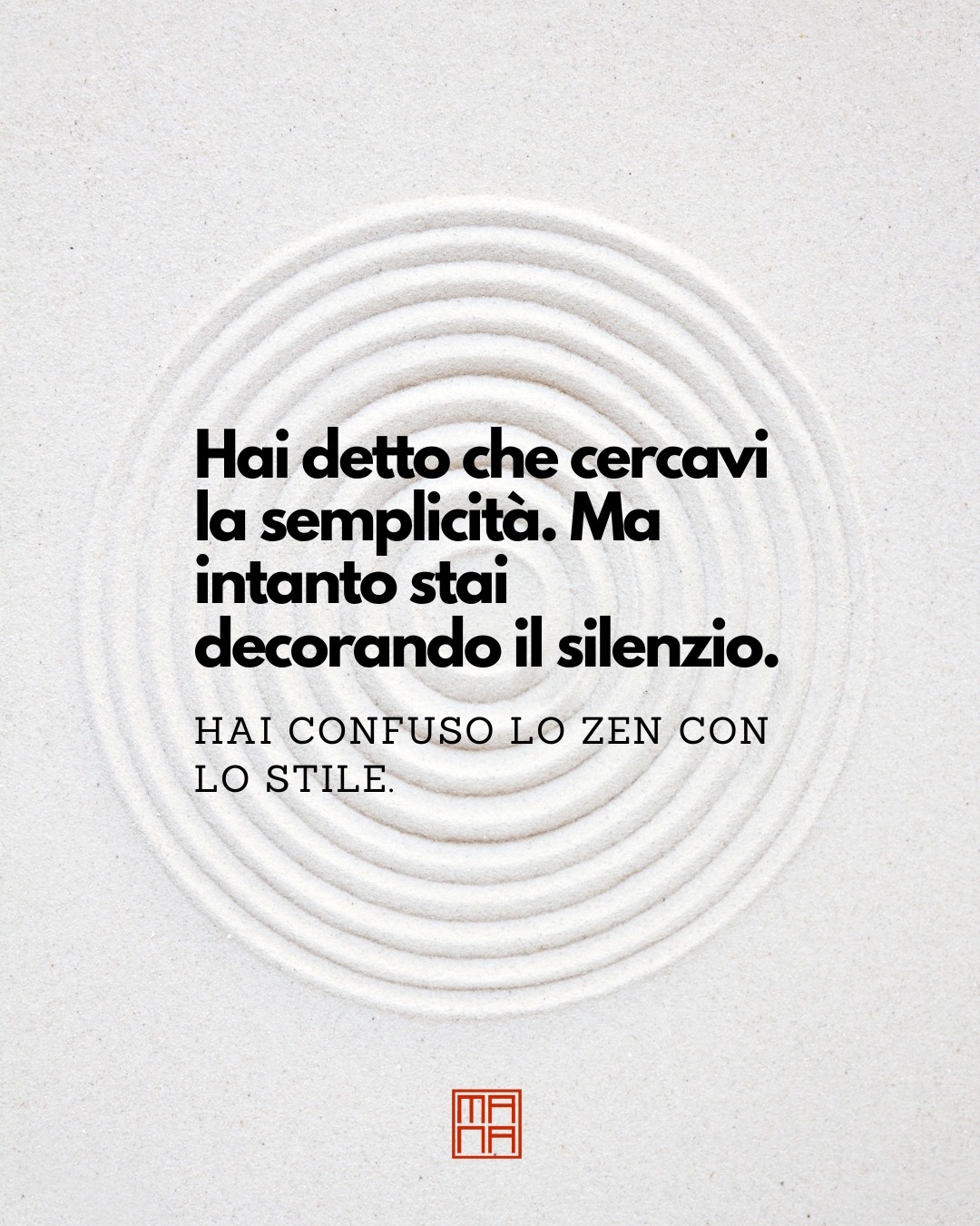 Hai scelto il foglio bianco.
Hai acceso l’incenso.
Hai messo la playlist “calma profonda – suoni zen”.
Poi ti sei sedutə e hai cominciato a progettare la spontaneità.
La semplicità non è un’estetica.
È un crollo.
Di pretese, di pose, di rumori.
Shibui è ciò che non chiede attenzione.
È il gesto che non brilla, ma resta.
È ciò che non devi spiegare, perché chi è pronto… lo sente.
La pittura zen non ti fa diventare “minimal”.
Ti toglie solo tutto ciò che usavi per sembrare profondo.
E se ti senti spogliatə, è perché avevi addosso troppe etichette.
#zenpainting #pitturazen #meditazione #sumi_ink #sumie