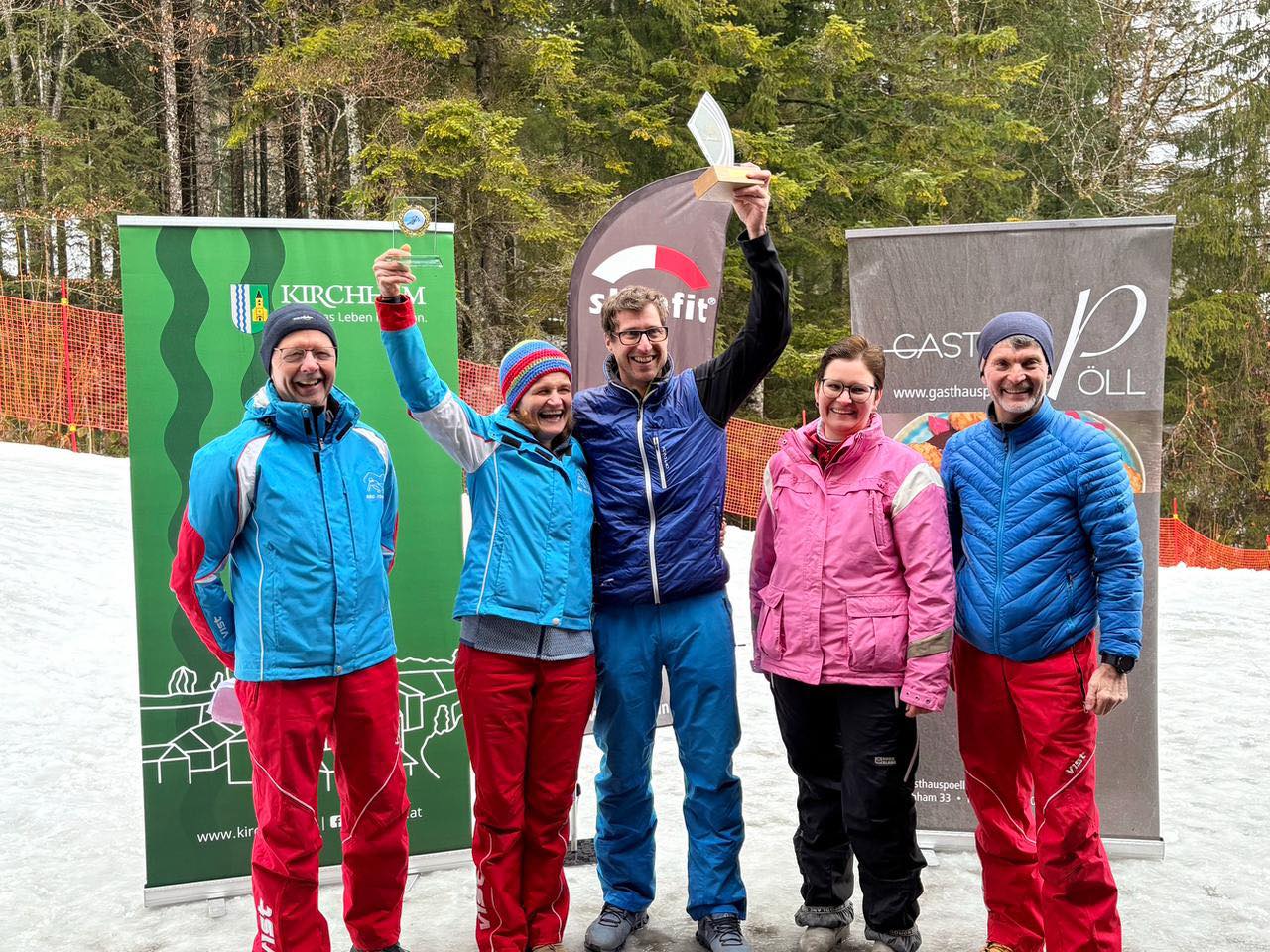 🎿❄️ Kirchhamer Orts-Skimeisterschaft am Kasberg – trotz durchwachsenem Wetter ein voller Erfolg!
Rund 50 top motivierte Teilnehmerinnen und Teilnehmer, darunter eine besonders große Zahl an Kindern, sorgten für beste Stimmung und sportlichen Ehrgeiz am ❄️ Kasberg.
Ein riesengroßes Dankeschön an den SRC Kirchham für die perfekte Organisation und das großartige Engagement! 🙌
🏆 Ski-Ortsmeister 2026:
👉 Elfi Forstinger
👉 Gerald Kotek
Gratulation an alle Siegerinnen und Sieger – und vor allem an alle Kinder, die mit so viel Begeisterung dabei waren! ⛷️👏