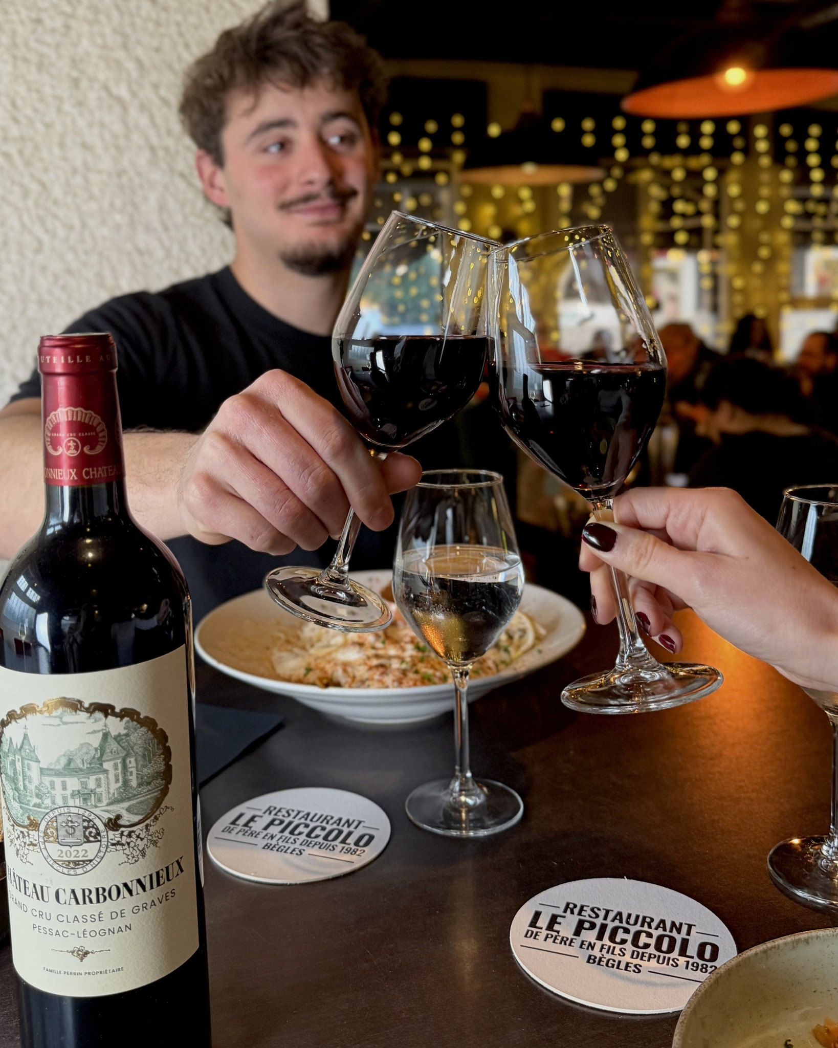 Depuis toujours, la passion se transmet… et se savoure 🍷
Au Piccolo, établissement de père en fils, nous cultivons l’amour d’une cuisine familiale et généreuse, préparée avec le cœur et le respect des traditions. Ici, on trinque, on mange, on partage, et surtout… on passe un super moment autour de plats authentiques et conviviaux.
Et vous, avec qui viendrez-vous partager la prochaine table ?
🍽 Cuisine familiale
📍 434 Rte de Toulouse, Bègles
⏱ Ouvert du mardi au vendredi midi et soir
le samedi uniquement le midi
L’abus d’alcool est dangereux pour la santé. À consommer avec modération.
#Bordeauxmaville
#Begles #quoifaireabordeaux
#bordeauxfood #bordeauxtopfood
#bordeauxresto
#bonnesadressebordeaux
#oumangerbordeaux #Piccolo #piccolorestaurant