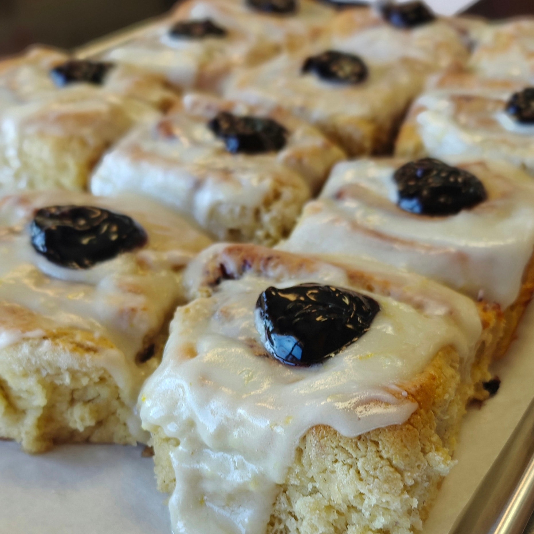 🍋🫐 When life gives you lemons… make a roll.
Our Lemon Blueberry Roll is made with fresh lemon juice and lemon zest baked right into the dough, swirled with sweet blueberries throughout, and topped with a luscious lemon-zest-infused cream cheese frosting.
And because we believe in finishing strong — there’s a bright dollop of blueberry on top for that extra pop of flavor. 💙
Sweet, tangy, creamy, and bursting with citrusy goodness in every bite.
Grab one while they’re fresh!
Saturday 2/21 & Sunday 2/22
#senzaglutenfree #glutenfreebakery #lemonblueberry #citruslove #freshbaked #bakeryspecial