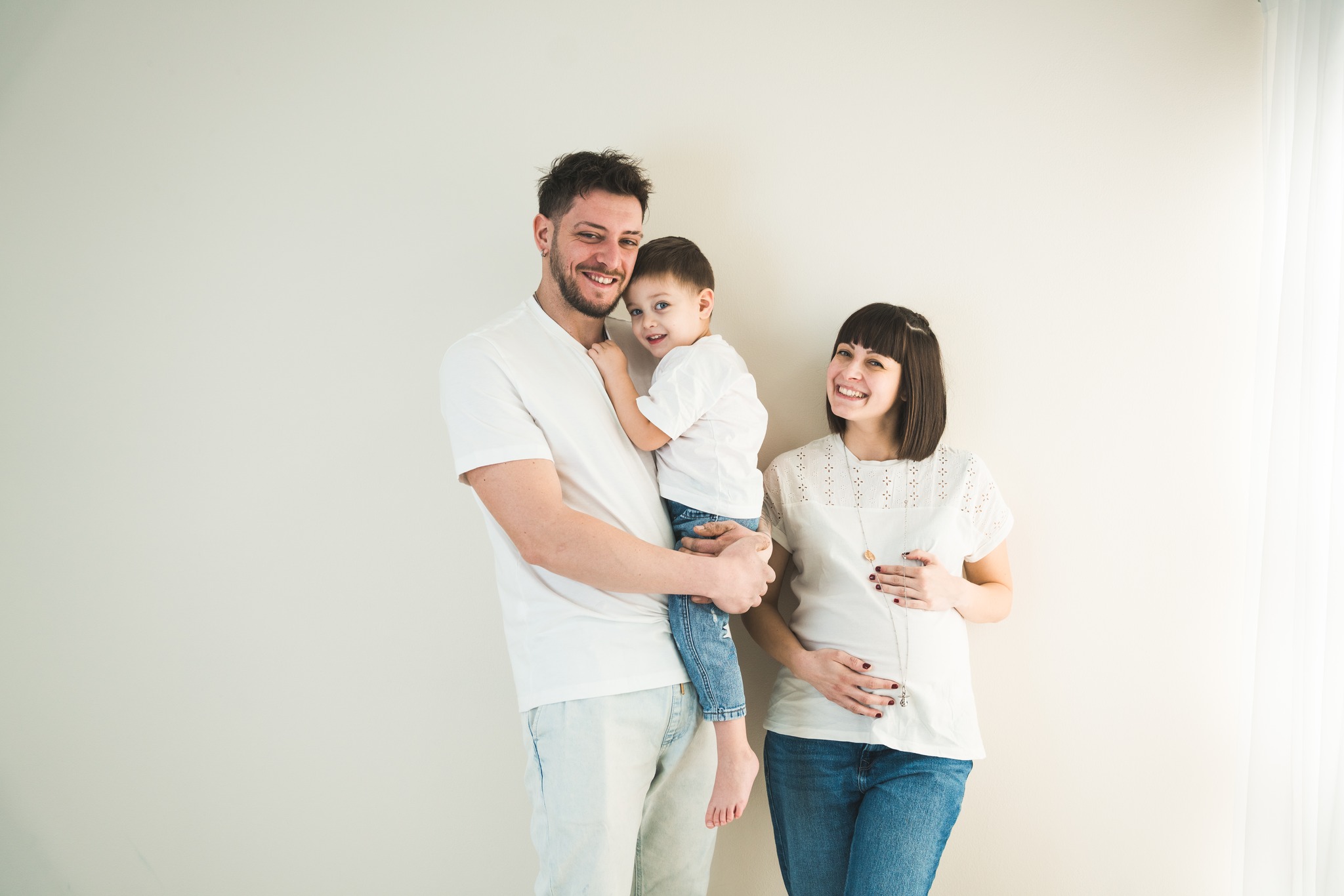 Coinvolgere un fratellino maggiore in un servizio gravidanza non significa dirgli “stai fermo e sorridi”.
Significa farlo sentire parte di qualcosa di speciale. 💛
Per questo è possibile scegliere di aggiungere un piccolo extra:
la tempera sul pancione. 🎨
Un momento di gioco.
Di risate vere.
Di manine colorate che accarezzano la vita che cresce.
Nessuna forzatura.
Solo spontaneità.
Così il servizio fotografico diventa un ricordo di famiglia autentico…
e il fratello maggiore non è spettatore, ma protagonista dell’attesa. 🤍
Le magliette tutte colorate verranno a casa con voi!
Se anche tu vuoi coinvolgere il tuo bimbo in modo dolce e divertente, scrivimi.
Creiamo insieme qualcosa che sia solo vostro!
www.peregosilviafotografa.it