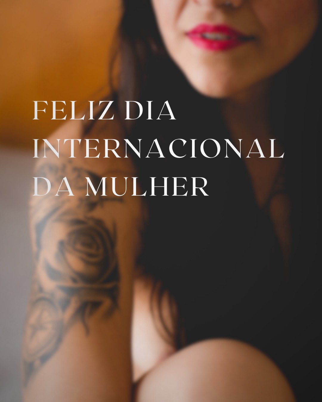 “Descubra quem você é e seja de propósito.”
Ouvi essa frase de um colega de trabalho muitos anos atrás. Lembro que, na época, anotei imediatamente. Achei poderosa. Rebelde.
Mas, com o passar do tempo, entendi que não se trata de rebeldia.
Trata-se de entrega.
Entrega à história que é sua.
Entrega ao papel que só você pode cumprir no mundo.
Somente você pode ser você. Ninguém mais pode ocupar esse lugar.
Então por que passamos a vida tentando ser outras pessoas?
Quando comecei o trabalho do Almas Viajantes, fui percebendo, de forma muito sutil, que quanto mais eu me conhecia e me posicionava a serviço do universo — no lugar que verdadeiramente era meu — mais as coisas ao meu redor começavam a se mover para me auxiliar.
Era como se eu estivesse retirando o entulho que bloqueava o fluxo da minha própria vida.
E é isso que eu desejo para todas as mulheres do mundo:
Que vocês descubram quem são.
Que tomem posse do poder de serem vocês mesmas.
E que vejam o próprio mundo se transformar a partir disso.
Feliz Dia Internacional da Mulher.
--
“Discover who you are and be on purpose.”
I heard this sentence from a co-worker many years ago.
I remember writing it down immediately. It felt powerful. Almost rebellious.
But over time, I realized it isn’t about rebellion.
It’s about surrender.
Surrendering to the story that is yours.
Surrendering to the role only you can fulfil in this world.
Only you can be you. No one else can occupy that space.
So why do we spend so much of our lives trying to be someone else?
When I began the work of Almas Viajantes, I slowly started to notice something subtle:
the more I got to know myself and positioned myself in service — in the place I was truly meant to be — the more everything around me began to move in support.
It felt like I was removing the debris that had been blocking the natural flow of my life.
And that is what I wish for every woman in the world:
That you discover who you are.
That you claim the power of being yourself.
And that you witness your world transform because of it.
Happy International Women’s Day.
#internationalwomensday #diainternacionaldamulher #autenticidade #power #beauthentic