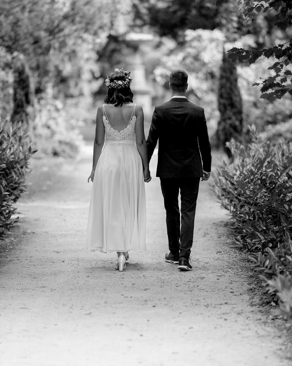 Und dann gehst du einfach los.
Hand in Hand.
Ohne zu wissen, was kommt – aber sicher, mit wem.
Genau darum geht es.
Nicht um Perfektion.
Sondern um Vertrauen.
Eure Geschichte beginnt nicht mit dem Ja-Wort.
Aber hier geht ihr gemeinsam weiter.
Würdet ihr euch auch so natürlich fotografieren lassen?
#hochzeitsfotograf
#hochzeitbrandenburg
#hochzeitneuruppin
#brautpaar
#justmarried
#weddingstory
#hochzeitsreportage
#blackandwhitephotography
#loveauthentic
#frankefotografie
#hochzeit2026
#weddinginspiration