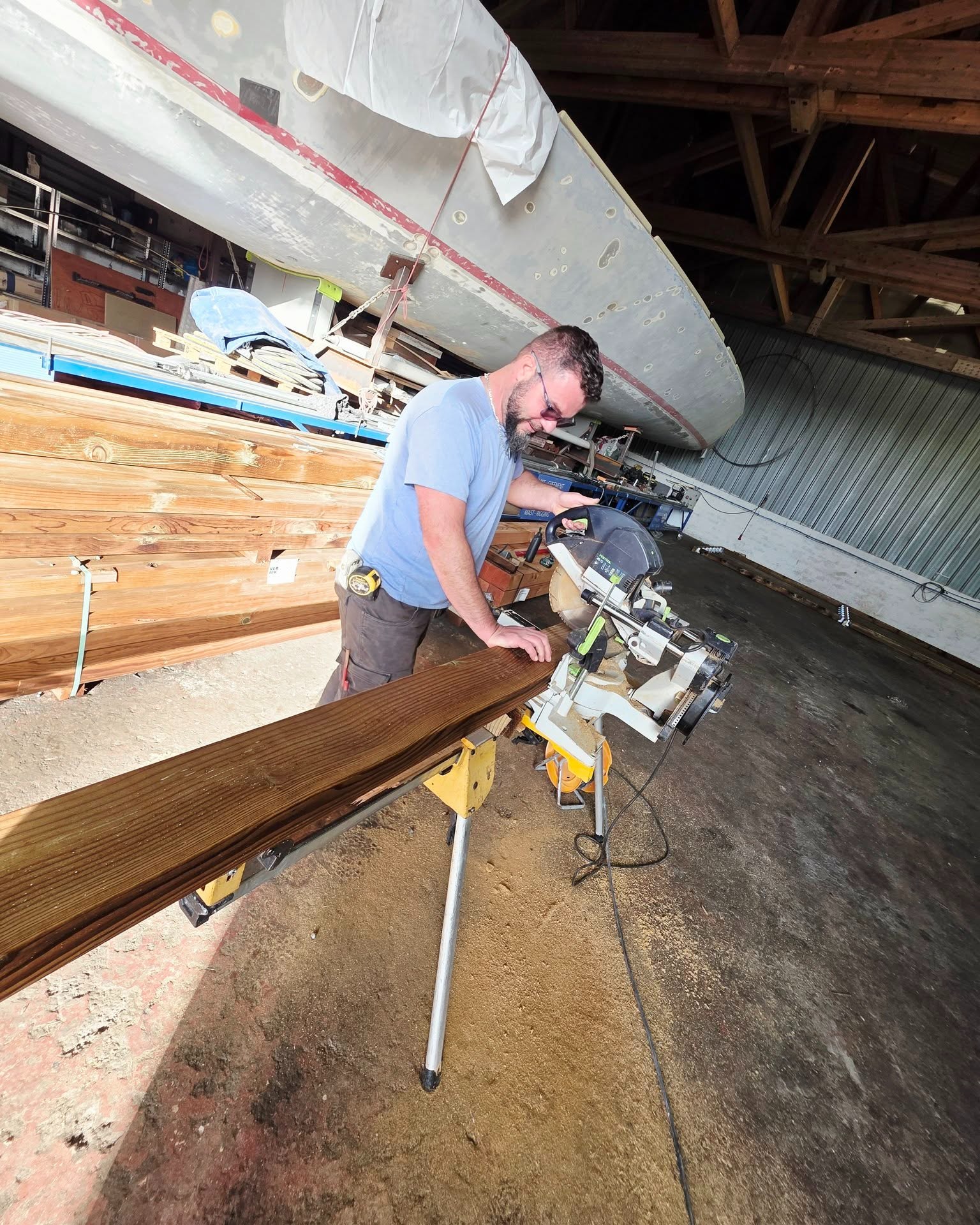 🔧 Nouveauté à l’atelier !
••
Nous avons récemment fait réaliser un nouveau plancher sur mesure dans notre atelier par SG2B bois et bâtiment.
Sa taille et sa forme le rendent adapté aux grandes dimensions de voiles. Nous sommes à présent mieux équipés pour prendre les mesures nécessaires à la réalisation de vos voiles neuves ! 👌
••
Vous avez un projet de voile neuve ? N’hésitez pas à nous contacter pour en discuter ⚓️
•
•
•
#Voilier #Bateau #PortSaintLouisduRhône #Nautisme #lavieestbelle #SailingLife #nouveauté #Voile #nautisme #sails ✨