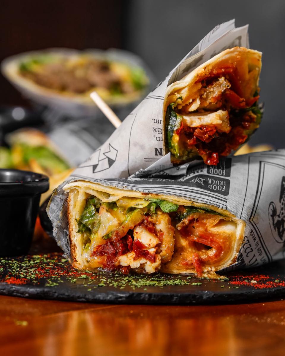 Esto no es un wrap…
es una experiencia envuelta en puro sabor 🔥
Pollo jugoso, queso derretido, vegetales frescos y esa salsa que te hace cerrar los ojos en el primer mordisco 🤤
Si hoy estabas dudando qué comer…
aquí está la señal que pedías.
📲 Whatsapp: 6225-8304
📍 BuffetaRest, Vía Interamericana, frente a Hyundai
#Buffeta #Bowls #FoodPanama #Pollo #ComidaSaludable #BuenSabor