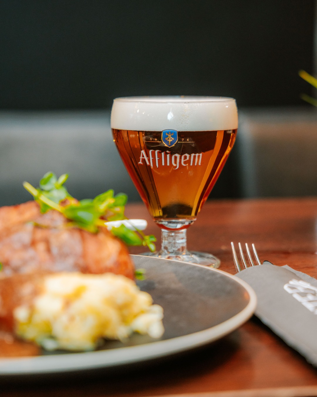 Hammetje, zuurkoolpuree en een Affligem. 🍺
Schuif aan voor ons hammetje met zuurkoolpuree en graanmosterd. Onze tip: drink er een Affligem Tripel bij.
De perfecte combinatie! 😋
#hotspothasselt #cultuurhasselt #uitetenhasselt #theatercafe