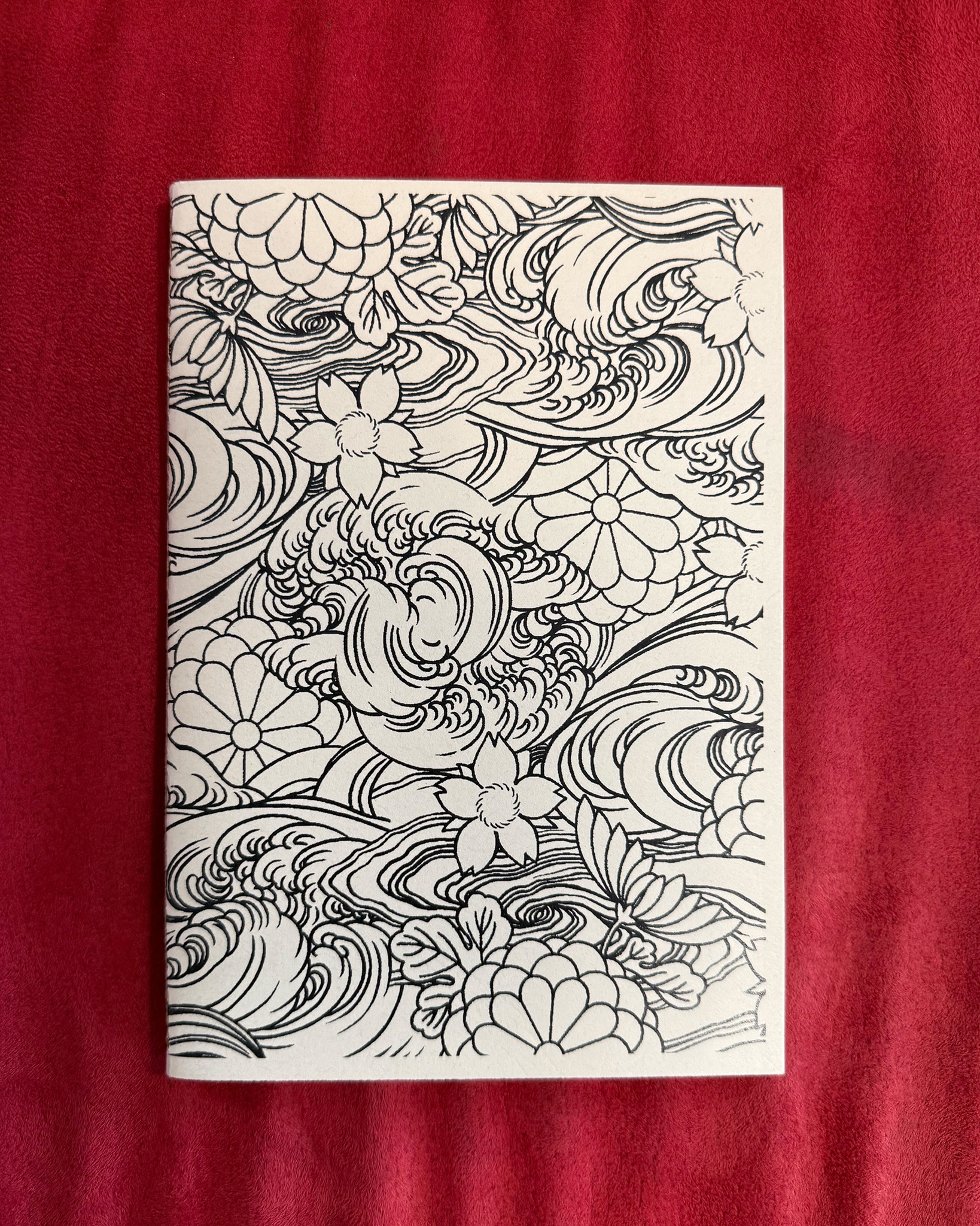 Scrivi. Disegna. Crea. ✍️
In vendita Sketch Book LTD Leather – True Devotion, un taccuino dal carattere autentico, perfetto per appunti, schizzi e idee da portare sempre con te. Design essenziale, anima artigianale.
📓 Disponibile in due versioni:
🔹 Grande: 14,5 x 21 cm
🔹 Piccolo: 10 x 14,5 cm
🖤 Caratteristiche principali
🔹 Copertina in pelle dal look vissuto
🔹 Stile minimal e senza tempo
🔹 Ideale per sketch, journaling o uso quotidiano
🔹 Perfetto anche come idea regalo
Un oggetto che non è solo un quaderno, ma un compagno creativo da riempire pagina dopo pagina.
🛒 Disponibile sul nostro shop on-line oppure in Store
💬 Contattaci per qualsiasi informazione o dettaglio che vuoi sapere
#LTDLeather #TrueDevotion #SketchBook #CreativeLife