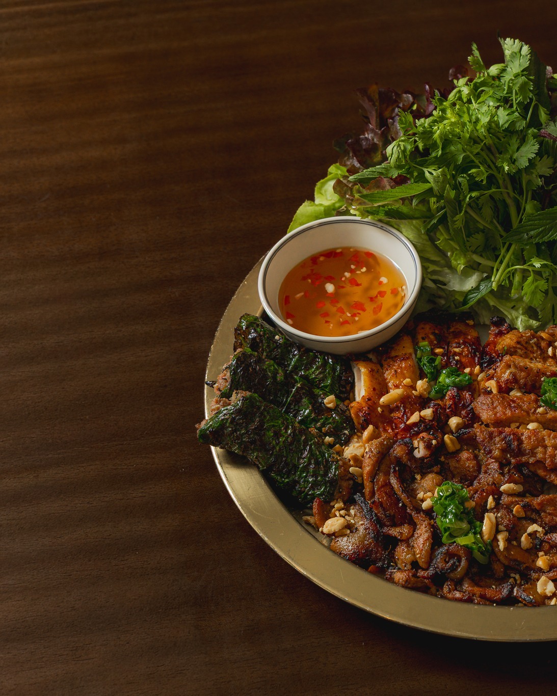 Family sharing done right!
Loved enjoying this Bánh hỏi platter at Chill Restaurant. Woven vermicelli, BBQ pork patties, beef in betel leaf, grilled pork belly & chicken, a perfect combo for everyone to enjoy together.