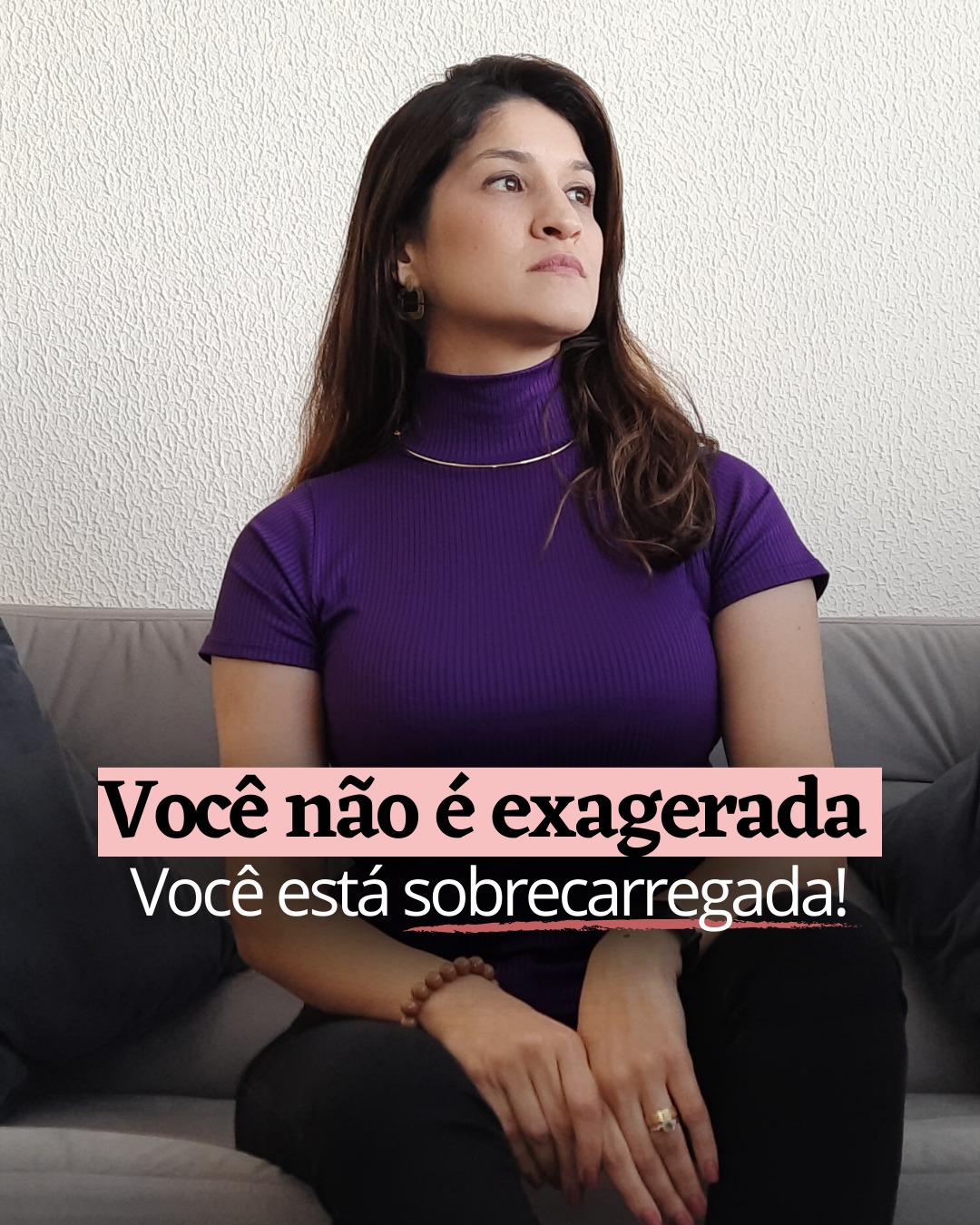 Muitas pessoas que convivem com ansiedade escutam a mesma frase:
“Você está exagerando.”
E, com o tempo, começam a acreditar nisso.
Você não está chorando “por qualquer coisa”.
Você está reagindo a semanas, meses ou anos segurando tudo.
Responsabilidades.
Expectativas.
Autocobrança.
Medo de errar.
Quando o estresse se torna constante, o corpo mantém níveis elevados de cortisol e o sistema nervoso fica em alerta prolongado.
E aí qualquer pequena situação parece grande demais.
Não é fraqueza.
É um sistema que está cansado.
Só que tentar resolver isso sozinha, apenas sendo “mais forte”, geralmente aumenta a exaustão.
Regulação emocional é habilidade. E essa habilidade se desenvolve com orientação, prática e acompanhamento.
Há 10 anos eu ajudo pessoas a entenderem o que está por trás da ansiedade e a construírem um jeito mais seguro de lidar com ela.
Se você sente que está cansada de carregar tudo sozinha e quer entender como funciona meu acompanhamento terapêutico, escreva TERAPIA aqui nos comentários. Eu te explico o próximo passo.
E me conta: você já se pegou achando que estava exagerando, quando na verdade estava exausta?