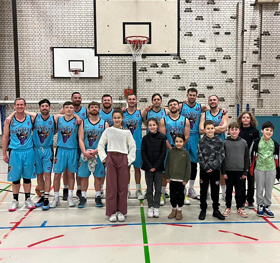 Bandits lose to Bournemouth Bears at Coastland Weymouth College on Thursday night.
Huge thanks to the many supporters who came to support the Bandits on Thursday night. A special thanks to our Bandits Juniors who got in the team photo with us!
The game saw Bears take a large first quarter lead and looked in control for the rest of the game as Bandits could not close the gap.
A solid performance from all Bandits players; Max Gilmartin, Ewan Goodwin, Brad Morgan, Jim DeBertrand, Connor Doherty, Scott White, Dave Specha, Dan Campbell, Jethro Tennant and Jake Kinder. Player coach, Olly Turner, got his first minute on court this season as he slowly begins his return after 10 months out due to injury.
Bandits play South Coast Tigers this week:
Date: Thursday 26th February
Time: 8pm
Venue: Coastland Weymouth College
Entry: Free
Everyone is welcome.
Go Bandits!