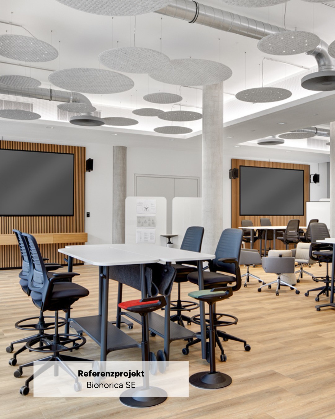 Der Neubau der Bionorica SE in Neumarkt überzeugt auf ganzer Linie mit Design und Funktionalität und bietet 150 Mitarbeitenden verschiedenste Arbeitsplatzmöglichkeiten.
In Zusammenarbeit mit dem Architekturbüro @nutzarchitekten durften wir als World of Office die Inneneinrichtung realisieren und ein Arbeitsumfeld schaffen, das moderne Anforderungen an Kommunikation, Konzentration und Aufenthaltsqualität vereint.
Die Mitarbeitenden können je nach ihrer Aufgabe zwischen verschiedenen Arbeitsbereichen wie Einzelarbeitsplätzen, Benchlösungen, Meetingräumen oder flexiblen Gruppenzonen wählen. Das ermöglicht es ihnen, ihren Arbeitsplatz an ihre Tätigkeit anzupassen. Für die dafür eingesetzte Möblierung haben wir überwiegend auf unseren Partner @steelcase sowie die @werthammer.objekteinrichtungen zurückgegriffen, ergänzt von Akustiklösungen von @caimi_snowsound.
Um auch die Aspekte der Kommunikation und des Wohlbefindens zu berücksichtigen, ist im Erdgeschoss des Neubaus ein Workcafé eingerichtet, welches sowohl zum Verweilen als auch zur Durchführung kurzer Besprechungen einlädt.
Mehr Impressionen zu diesem Projekt gibt es auf unserer Website.
#büroeinrichtung #referenzprojekt #bionorica #neumarkt #einrichtung #steelcase #objekteinrichtung #arbeitsplätze #meetingräume #kantine #design #arbeitswelt #modern #flexibilität #worldofoffice #grasenhiller #amberg #weiden #nuernberg