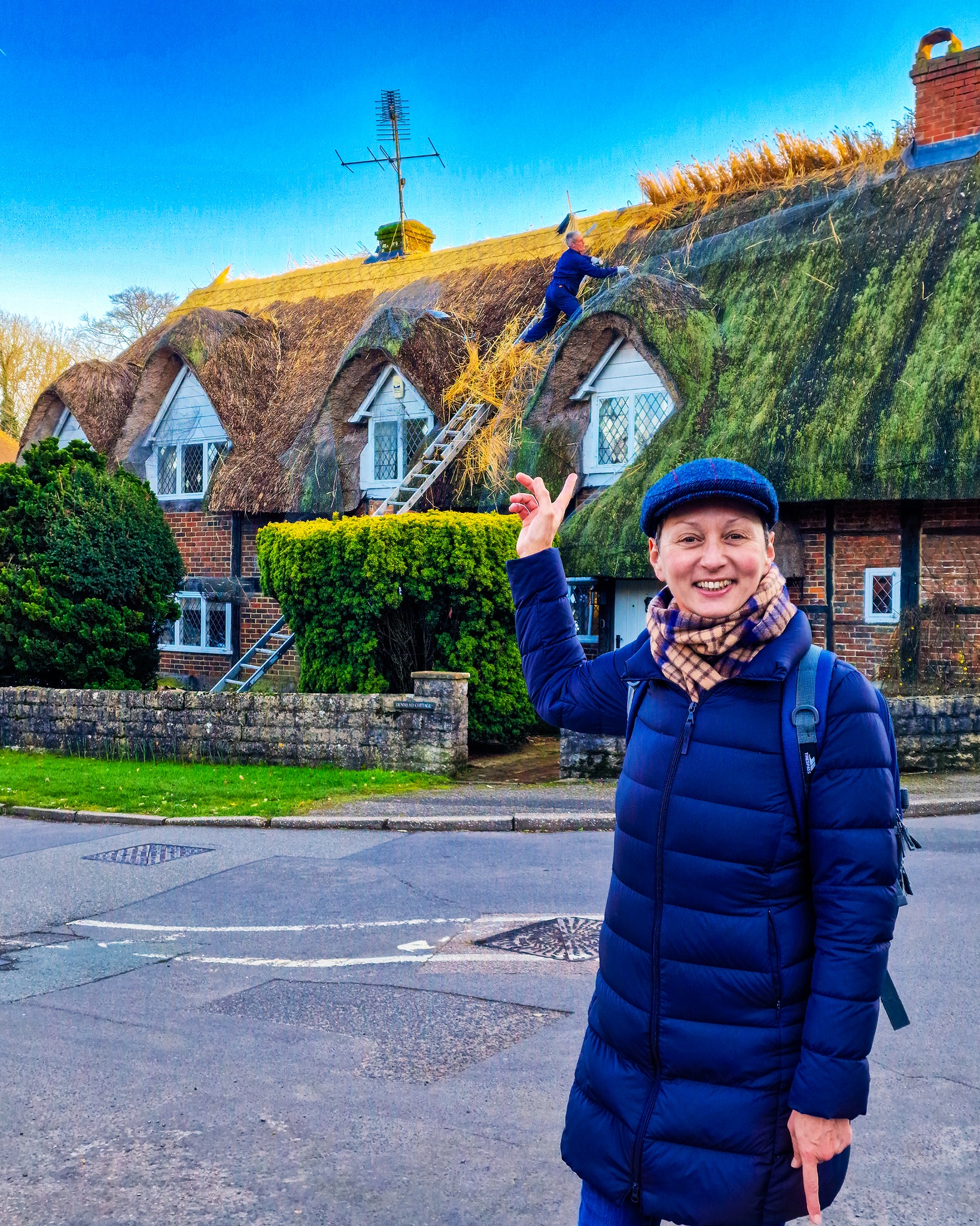 Questo è Denmead, uno dei meravigliosi cottage col tetto di paglia di Chawton.
Ma...cosa sta facendo quel signore sul tetto? No, tranquilli, non sta andando a disturbare il gatto 🐈 che si è arrampicato fin lassù per godersi il sole😂...sta semplicemente dando un nuovo look al cottage.
Dopo anni di onorato servizio infatti, pare che Denmead abbia ammesso di essere un pò...spettinato e di aver bisogno di un bravo parrucchiere! 😁
Battute a parte....quello che vedete è un "thatcher", cioè un artigiano specializzato nei tetti paglia e proprio ieri ha iniziato il complesso lavoro di ricostruzione della copertura di questa casa così affascinante.
Come dico nel mio video interamente dedicato ai cottage col tetto di paglia, che trovate sul mio canale, i thatcher sono sempre più rari in Inghilterra, ma il loro lavoro è davvero prezioso perchè contribuisce a preservare questo importante patrimonio architettonico che rende la campagna inglese unica al mondo.
Ah...non preoccupatevi per il gatto (che in realtà è un "finial", cioè un ornamento decorativo tipico dei cottage col tetto di paglia)...al termine del lavoro, tornerà sicuramente al suo posto.
Sapete come sono fatti e come si mantengono questi tetti cosi romantici?
#passionecampagnainglese #cottage #thatchedcottage #thatchedroof #cottagelife #cottagelifestyle #cotagecore #villagelife #englishcountryside #englishcottage #countrylife #countryliving #villagelifestyle #thatch #thatcher