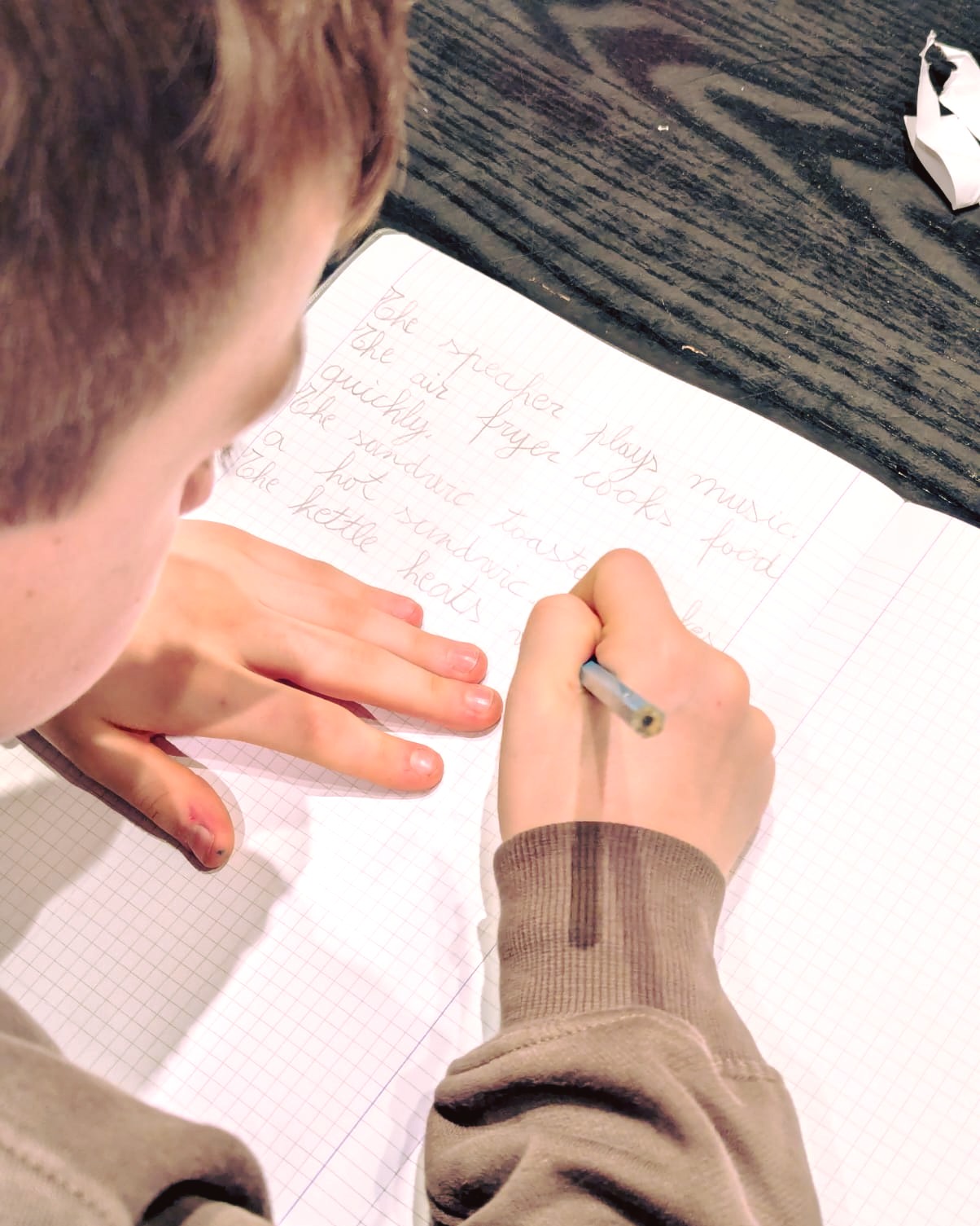 📚✨ La Svezia sta riportando libri e scrittura a mano nelle aule 🇸🇪
Avrai probabilmente visto i vari titoli che riportano come la Svezia stia “tornando all’insegnamento analogico”.
Ma perché prendere questa decisione?
Ecco cosa significa davvero per i bambini e per l’apprendimento:
🧠 Maggiore concentrazione
Le ricerche mostrano che i bambini spesso si concentrano meglio quando apprendono con i libri, rispetto all'uso degli schermi.
✏️ La scrittura a mano rafforza il cervello
Scrivere a mano aiuta la memoria, l’ortografia e la comprensione.
📖 I libri favoriscono una lettura più profonda
I libri cartacei incoraggiano i bambini a rallentare e a comprendere davvero ciò che leggono.
📱 La tecnologia non viene eliminata
La Svezia non sta vietando gli schermi — li sta semplicemente usando in modo più consapevole e intenzionale.
❤️ L’obiettivo è l’equilibrio
L’idea è offrire ai bambini il meglio di entrambi i mondi: libri, scrittura a mano, gioco e un uso attento della tecnologia.
🏫 Il nostro approccio a scuola
Nella nostra scuola abbiamo sempre dato valore all’insegnamento analogico. Crediamo che l’uso di libri, scrittura a mano e materiali concreti aiuti i nostri studenti a concentrarsi, sentirsi più tranquilli e connettersi davvero con l’apprendimento. Questo li aiuta a centrarsi, a costruire fiducia e a sviluppare competenze linguistiche solide in modo naturale.
A volte gli strumenti più semplici — una matita, un foglio e un buon libro — creano i momenti di apprendimento più significativi ✨
#sviluppodelbambino #educazione #apprenderegiocando #genitorialità #alfabetizzazione #scritturaamano #primaInfanzia #insegnamento #ingleseperbambini #amarelalettura