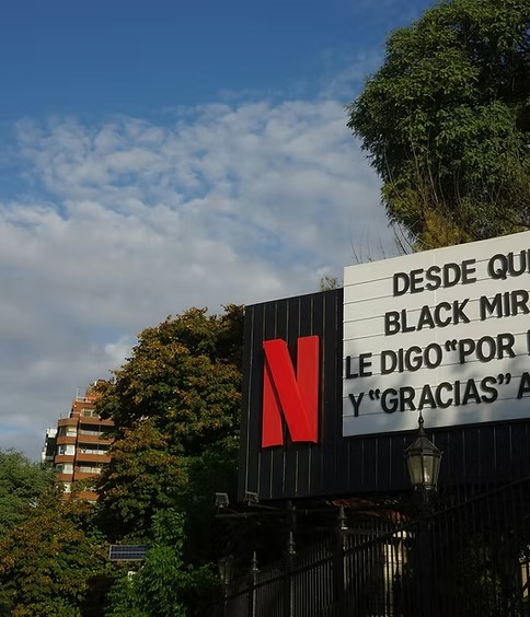 En el taller «Usos sociales y formación ciudadana desde el audivoisual» Lorena Antezana y Cristian Cabalin nos invitan a reflexionar sobre el papel de las producciones audiovisuales en la construcción de memoria colectiva, ciudadanía y pensamiento crítico, especialmente en contextos de polarización y democracias tensionadas. Una propuesta que pone el foco en el potencial del audiovisual como herramienta de intervención cultural y formación cívica.
📅 3 de junio
📍 Centro Cívico El Fondeadero, Puerto del Carmen (Las Palmas)
¿Qué trabajaremos?
• Series y telenovelas como espacios de aprendizaje social
• Narrativas sobre memoria y derechos humanos en América Latina
• Democracias fracturadas y cultura mediática
• Ejercicios grupales con referencias audiovisuales
Al finalizar serás capaz de:
✔ Analizar críticamente discursos audiovisuales
✔ Comprender su impacto en la formación ciudadana
✔ Explorar estrategias pedagógicas desde la ficción
✔ Vincular cultura mediática y democracia
Coordinan:
Lorena Antezana Barrios — Universidad de Chile
Cristian Cabalin — Universidad de Chile
Taller gratuito para congresistas con comunicación aceptada.
⚠ Plazas limitadas
Más información sobre fechas e inscripción: https://www.congresoh.com/event-details/usos-sociales-y-formacion-ciudadana-desde-el-audiovisual