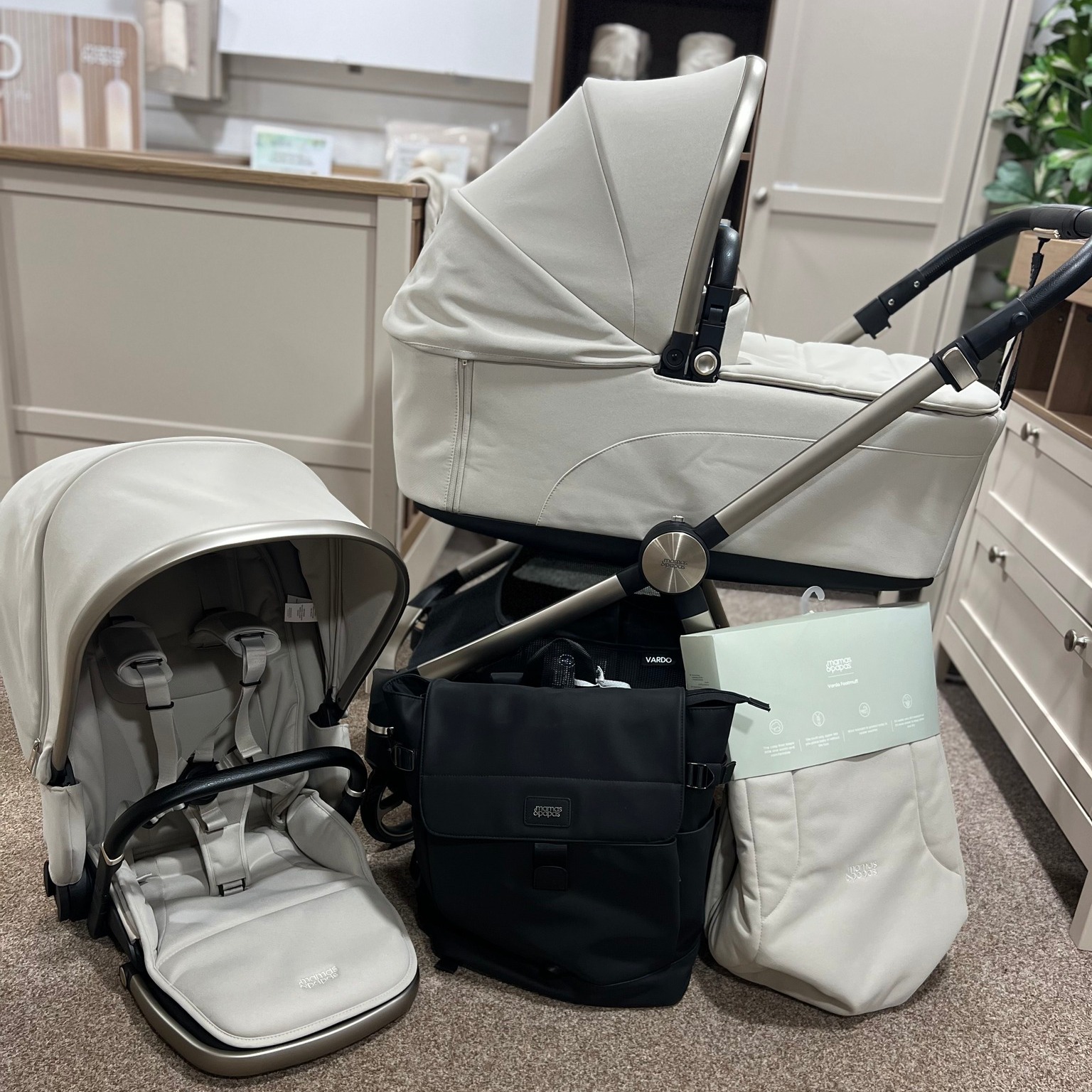 Where style meets everyday parenting 🤍✨
The Mamas & Papas Vardo in this dreamy neutral tone is all about sleek design, smooth strolls, and thoughtful details — from carrycot to seat unit and perfectly paired accessories.Ready for every little adventure.