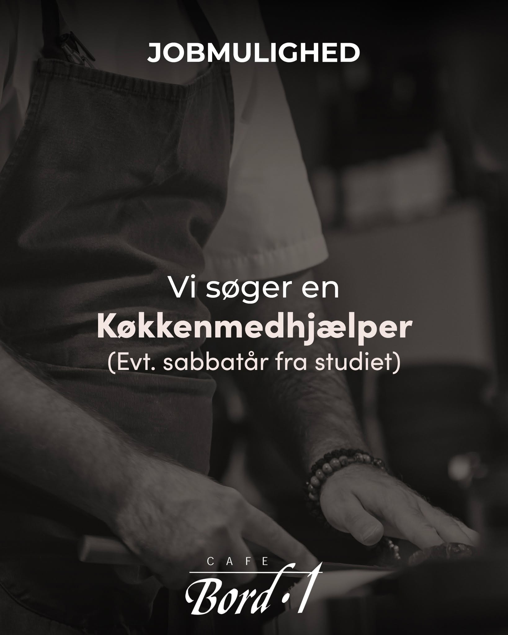 𝐂𝐚𝐟𝐞́ 𝐁𝐨𝐫𝐝 𝟏 𝐬ø𝐠𝐞𝐫 𝐊ø𝐤𝐤𝐞𝐧𝐦𝐞𝐝𝐡𝐣æ𝐥𝐩𝐞𝐫 (𝐄𝐯𝐭. 𝐬𝐚𝐛𝐛𝐚𝐭𝐚̊𝐫 𝐟𝐫𝐚 𝐬𝐭𝐮𝐝𝐢𝐞𝐭)
Er du træt af sene aftenvagter? Café Bord 1 leder efter en initiativrig køkkenmedhjælper til at indgå i det eksisterende team.
Hvem er vi:
Café Bord 1 er beliggende på centertorvet i Aalborg Storcenter, og har igennem mere end 20 år haft sin placering i hjertet af Nordjyllands største shopping center. Med flere tusinde besøgende i centret om dagen, giver det oftest en travl hverdag i caféen. Vi er kendt for god kvalitet, friske råvarer og ordentlige portioner, så vores gæster aldrig går sultne fra bordet.
Som køkkenmedhjælper hos Café Bord 1 får du stor medindflydelse i dagligdagen i køkkenet. Du skal kunne håndtere en til tider ganske travl hverdag i køkkenet, i samarbejde med dine kollegaer.
Du får medansvar for oplæring af vores elever i køkkenet – dvs. at du skal have tålmodighed, gode kommunikative egenskaber og empati.
Lidt om dig:
Du er måske i gang med uddannelse men har brug for et sabbatår – vi har jobbet til dig. Du kan li’ en travl hverdag, i et spændende køkken, med masser af fart på og dygtige kollegaer.
Vi lægger vægt på, at du:
- Gå-på mod og har lysten til at lære
- brænder for at lave mad
- Er pligtopfyldende, ansvarsbevidst og mødestabil
- Er glad og med udadvendt personlighed
- Taler og skriver dansk med gode kommunikationsevner
Vi tilbyder:
- Gode arbejdsforhold med skønne kollegaer
- Gode arbejdstider i branchen
- En travl og alsidig hverdag
- Et godt arbejdsmiljø
- OK forhold og overenskomst
Vi tilbyder et spændende og udfordrende job, i et travlt køkken – samt familievenlige arbejdstider. Caféen holder åbent i samme tidsrum som resten af centret – mandag til fredag fra kl. 10-19 samt lørdag og søndag fra 10-16.
Stillingsbeskrivelse: Køkkenmedhjælper
Arbejdssted: Hobrovej 452, 9200 Aalborg SV (Aalborg Storcenter)
Tiltrædelse: Efter aftale
Ansøgningsfrist: Hurtigst muligt
Hvis du har interesse i stillingen, kan du sende din ansøgning og CV på e-mail til jacob@cafebord1.dk
Kontaktpersoner: Indehavere, Anne-Mette og Jacob Henriksen
#job #jobmulighed #køkkenmedhjælper #cafebord1