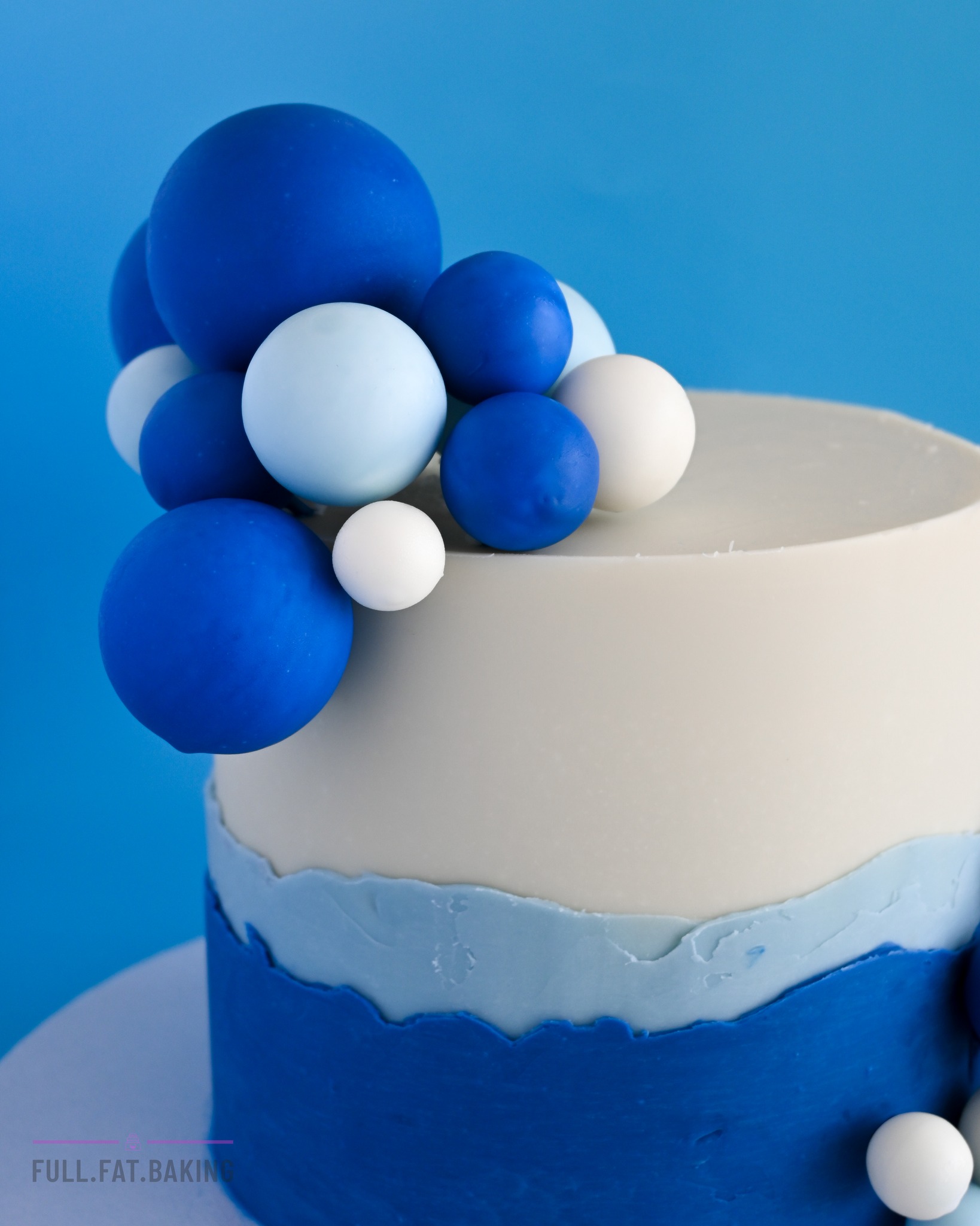 Layers of vanilla sponge with tropical coconut and mango filling ๐ฅญ
Finished with blue ganache and chocolate balls for a clean, modern look.
DM or email to enquire ๐
#FullFatBaking #BlueCake #CustomCake #PaphosBaker #CyprusCakes