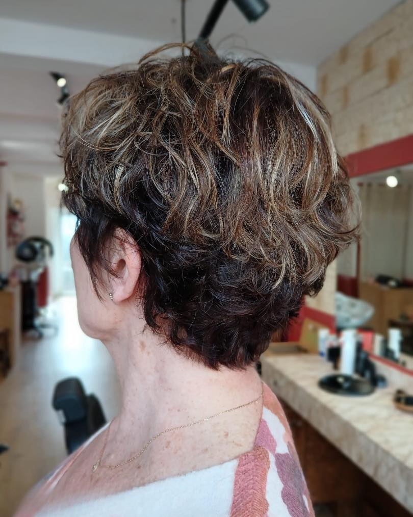 Les cheveux courts… c’est rare.
Mais quand c’est bien fait, ça change tout ✂️✨
Ici, on a osé raccourcir pour libérer la nuque et structurer le visage.
Coupe plus nette, plus assumée.
Côté couleur :
Nuque et côtés volontairement plus foncés pour donner de la profondeur.
Un flash de mèches sur le dessus pour apporter lumière, modernité et élégance.
Et surtout… bye bye le roux 👋🔥
Résultat : un court affirmé, chic et ultra actuel.
Alors, qui ose le court ? 💇🏻♀️💥
#AvantAprès #CheveuxCourts #TransformationCapillaire #CoupeCourte #leslandes#bohamestudio#schwarskopfprofessional#olaplex