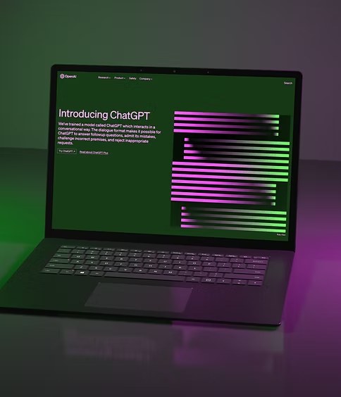 En el taller «Tecnofeminismo y comunicación: claves para un uso científico de la IA» Patricia Peña nos propone un acercamiento crítico a la IA generativa desde los tecnofeminismos, el colonialismo tecnológico y el pensamiento feminista latinoamericano. Se analizará cómo se diseñan estas tecnologías, qué sesgos reproducen y qué alternativas éticas podemos imaginar y construir desde la comunicación.
📅 20/05/2026
🕔 17:00 – 19:00 (Horario Madrid)
💻 ZOOM
¿Qué trabajaremos?
• Acercamientos críticos a la neutralidad tecnológica y el paradigma hype
• Aportes del tecno y ciberfeminismo: sesgos de género y extractivismo de datos
• ¿Es posible una IA feminista?
• Debate y análisis colectivo de casos
Al finalizar serás capaz de:
- Identificar sesgos y asimetrías en herramientas de IA generativa
- Comprender las lógicas corporativas detrás de su desarrollo
- Incorporar criterios éticos y de cuidado en su uso
- Adoptar una postura crítica y fundamentada frente a la IA comercial
Coordina:
Patricia Peña Miranda — Universidad de Chile
Taller gratuito para congresistas con comunicación aceptada.
⚠ Plazas limitadas
Más información sobre fechas e inscripción: https://www.congresoh.com/event-details/tecnofeminismo-y-comunicacion-claves-para-un-uso-critico-de-la-ia