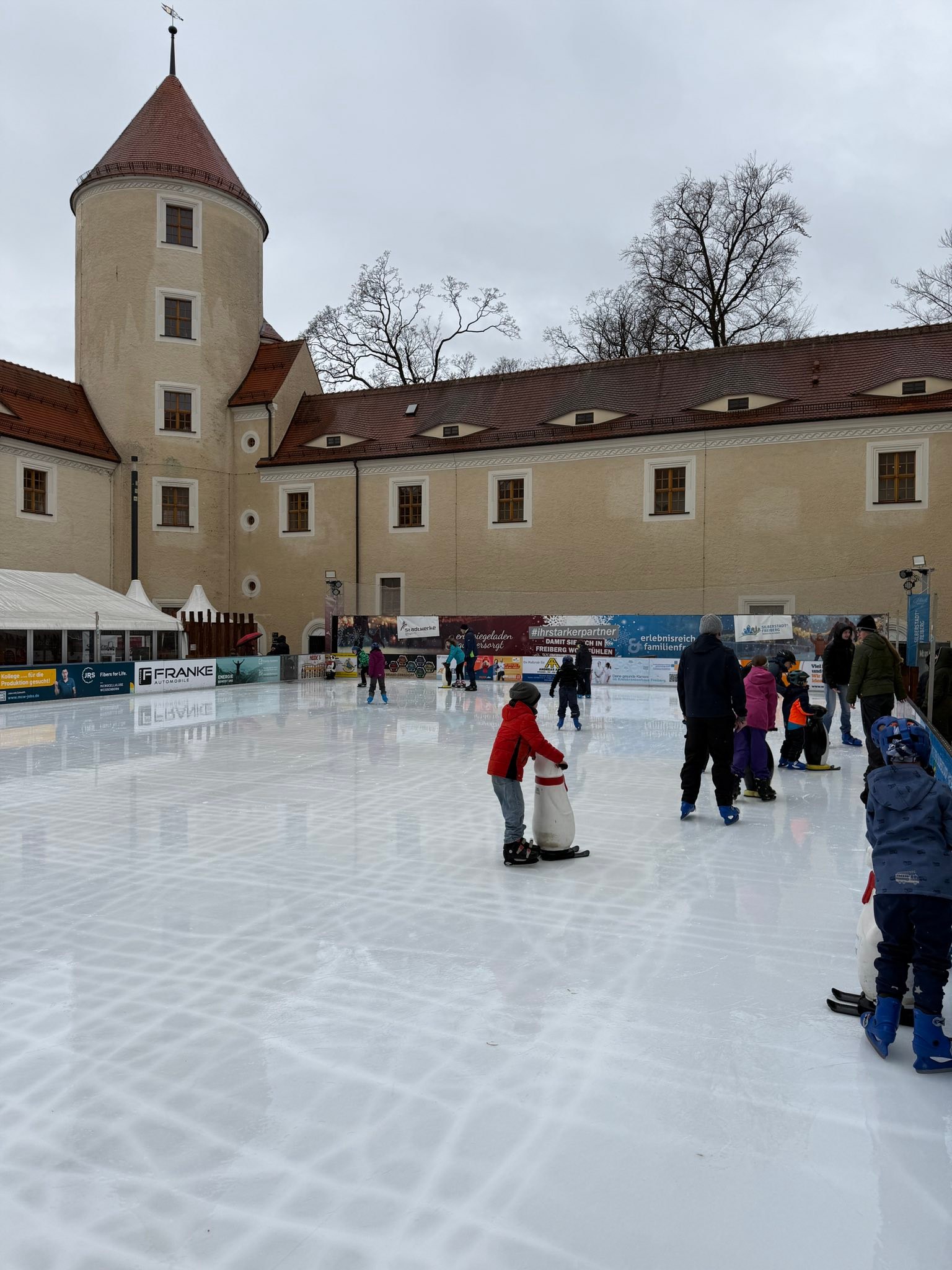 ⛸️❄️ Heute haben wir noch einmal die Eisbahn im Schloss Freudenstein genossen — am letzten Tag der Saison. Besonders für Kinder und Familien, aber auch für alle, die unsere Silberstadt Freiberg in der Winterzeit erkunden, ist sie jedes Jahr eine wichtige Attraktion und ein wunderbarer Ort sich an der frischen Luft zu bewegen, sich zu treffen, zu schlemmen oder zu feiern. Es war ein kleiner Winterzauber mitten in der Stadt.
Ein großes Dankeschön an das Team der GSM sowie alle Sponsoren und Unterstützer, die dieses tolle Erlebnis möglich gemacht haben. 🩶📈⚒️
Und ich bin froh, dass schon bald die nächste Veranstaltung in unserem schönen Schlosshof bevorsteht: der Freiberger Ostermarkt am 28. und 29. März. Dann verwandelt sich der Schlosshof in eine bunte Bühne für Handwerk, Kreativität und frische Ideen. Händlerinnen und Händler, Kunsthandwerker, Künstler und kleine Manufakturen können sich ab sofort dafür anmelden - GSM Gastro-Service-Mittelsachsen GmbH.