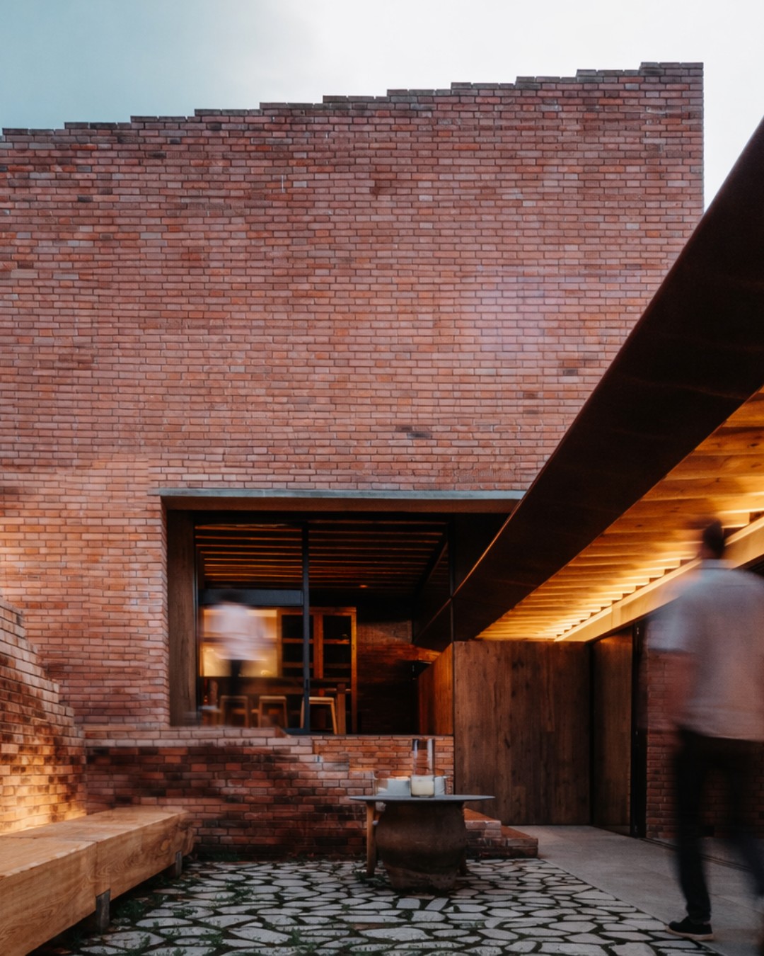CASA LA PEÑA - Valle de Bravo, Edo. Mex.
Un contexto con visuales irrepetibles donde la Presa Miguel Alemán y la icónica Peña de Valle de Bravo se convierten en protagonistas.
Casa La Peña nace en un escenario que exigía respeto:
arquitectura de tabique, cubiertas inclinadas y la esencia acogedora del Pueblo Mágico como punto de partida.
Tras cruzar un zaguán con portón antiguo, el proyecto revela su verdadero carácter.
Un cuerpo de agua enmarcado entre muros conduce hacia el corazón de la casa:
una gran terraza concebida como espacio anfitrión, donde el horizonte se fusiona entre montaña y agua.
Arquitectura que entiende el lugar.
Arquitectura que enmarca el paisaje.
—
📍 Valle de Bravo, Estado de México
Residencial | Obra Nueva
2019
932 m² construidos