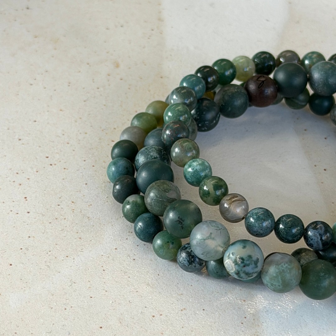 💚moosachat💚
ein vielfältiger stein für mut und entschlossenheit, der perfekte begleiter für neuanfänge und umbrüche
#fairbunden #madeinbern #steinanstein #steinarmband #armband #schmucknachwunsch #925silber #steinschmuck #moosachat #edelsteine