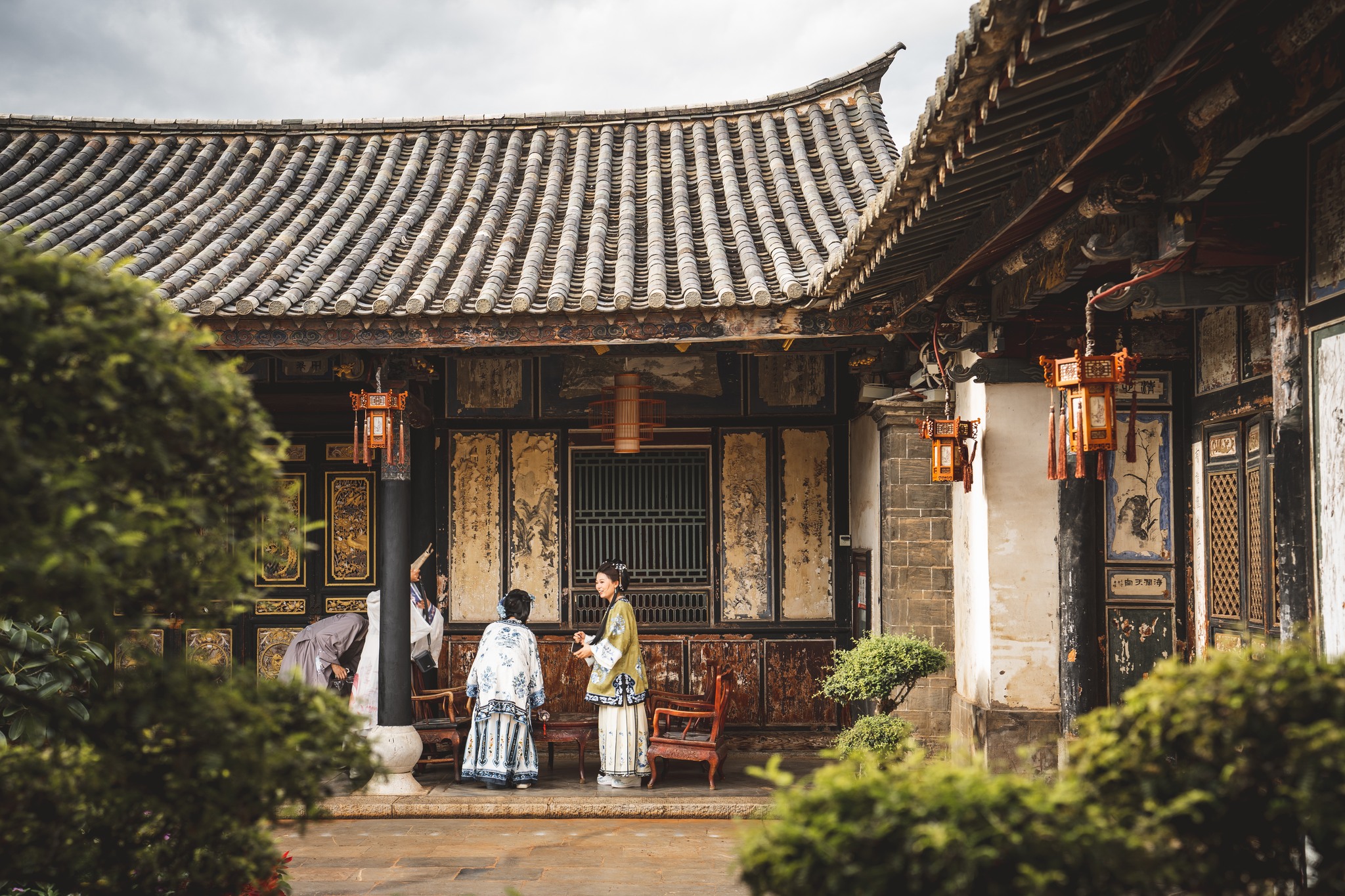 The Middle Kingdom, with no middle ground — a postcard, front and back
It’s taken me time to share my impressions of China. I needed distance. Because the truth is, this country and its people deeply unsettled me. Four months ago, I crossed into China, the 20th country of my cycling journey. Until then, no place had pushed me to such extremes.
So I’ve chosen to present it as I see it: fragments of postcards — exotic, breathtaking — and their reverse sides. Two faces of a world caught in the acceleration of its own transformation. In China, everything exists alongside its opposite. No half measures. No middle ground.
Front: Here, the first images of Yunnan, in China’s far southwest — a province folded into lush mountains, home to a mosaic of ethnic minorities and an extraordinary wealth of traditional architecture.
Yes, but…
I’ll share the back of the postcard in the next post.
_______
L'Empire du Milieu sans juste milieu - La carte postale recto-verso
Je mets du temps à partager mes impressions de la Chine, c'est pour moi un temps de recul nécessaire, car je suis en réalité profondément perturbée par ce pays et ses habitants. Il y a 4 mois je suis entrée en Chine, le 20ème pays traversé à vélo, et jusqu'alors aucun territoire ne m'avait autant poussé dans mes extrêmes que celui-ci.
Alors je décide de le présenter comme je le vois, des fragments de cartes postales - exotiques, dépaysants - et leurs verso... Les deux faces d'un monde pris en étau dans l'emballement de sa propre transformation. Car en Chine tout existe et son contraire, sans demi-mesure, sans juste milieu.
Recto : Ici, premières images du Yunnan, province à l'extrême Ouest de la Chine peuplée d'une myriade de minorités ethniques dans les replis de ces montagnes verdoyantes et d'une grande richesse de constructions traditionnelles.
Oui, mais...
Je vous partage le verso de la carte dans un prochain post !