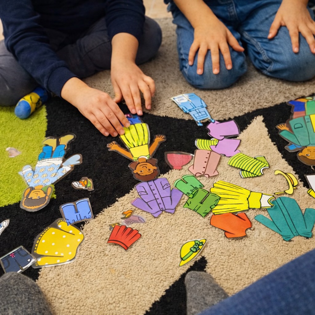 Da noi imparare non significa solo acquisire nuove parole — significa aiutare i bambini a trovare la propria voce ✨
Questo è uno dei giochi che Mandy e Francesca amano proporre in classe. Con semplici vestiti ritagliati, i bambini vestono i personaggi in base alle stagioni o al tempo. Sembra solo un gioco (e lo è!) ma dietro c’è qualcosa di molto speciale.
Mentre scelgono i vestiti, i bambini pensano, decidono ed esprimono le proprie idee. Non sanno ancora scrivere, ma stanno già imparando qualcosa di ancora più importante: comunicare.
Quando i personaggi sono pronti, i bambini spiegano con orgoglio cosa hanno scelto. È bellissimo vedere come cresce la loro sicurezza quando capiscono che le loro parole hanno valore 💛
Esempi che si sentono in classe:
☀️ He’s wearing a T-shirt.
🌧️ She’s got a raincoat.
❄️ He’s wearing boots and a hat.
🍂 It’s cold, so she’s wearing a jacket.
Mandy e Francesca adorano questi momenti — quando un bambino parla senza paura, sorride e condivide la propria idea con il gruppo. Ogni piccola frase è un grande passo avanti.
Creando il proprio guardaroba, i bambini sviluppano creatività, autonomia e orgoglio. Sono piccoli, ma stanno già imparando a pensare, spiegare e collegare la lingua alla vita reale.
Alla First Class, crediamo che le basi più solide si costruiscano fin da piccoli — e che la fiducia cresca quando i bambini si sentono ascoltati, incoraggiati e valorizzati 🌈
Questo è il metodo First Class 💛
#FirstClass #LearningThroughPlay #EnglishForKids #EarlyLearning #LittleVoices #CreativeLearning #FirstClassWay