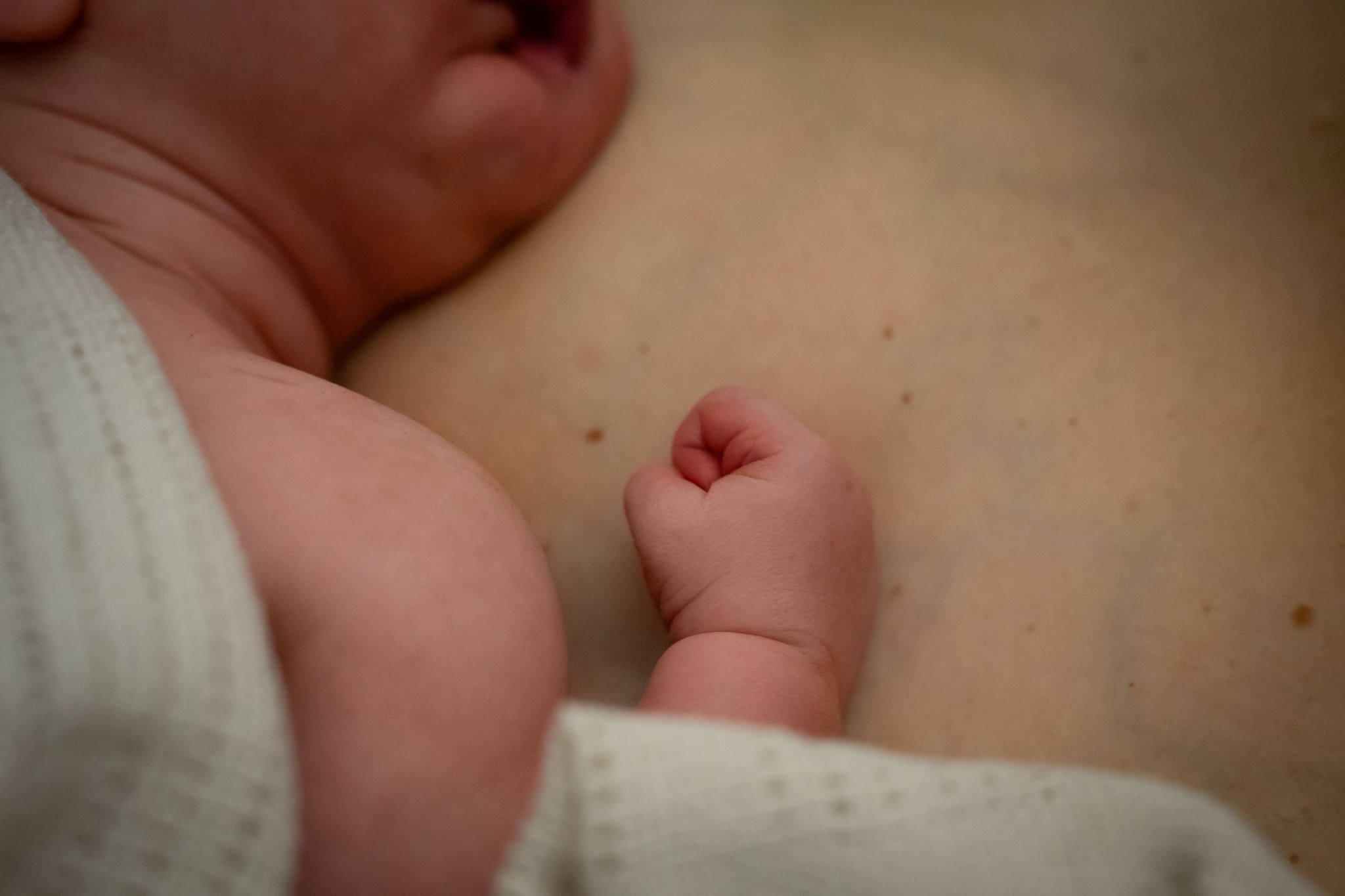 One for the birth partners
Supporting your partner during skin to skin is about more than just watching the magic happen, it’s about creating the right environment for that bond to thrive.
Why not try these -
Create the "Nest"
Skin-to-skin is most effective when it’s uninterrupted. Help your partner get settled with:
Comfort Essentials: Pillows for back and arm support.
Warmth: A light blanket to drape over both mama and baby.
Hydration: A full water bottle and a snack within reach.
Guard the Space
Be the "gatekeeper." If visitors are over or the phone is buzzing, handle the distractions so your partner can focus entirely on the baby’s heartbeat and breathing.
Take Your Turn
Skin-to-skin isn't just for the mum who gave birth! Once your partner needs a break, jump in. Research shows that "Chest-to-Chest" time with non-birthing partners:
Reduces infant stress.
Helps stabilize baby’s temperature.
Builds your own "parenting confidence" hormones.
Don't forget to capture these first moments, baby's change and grow so fast.
#doula #cheshire #dadtips #birthplanning #birthpartner