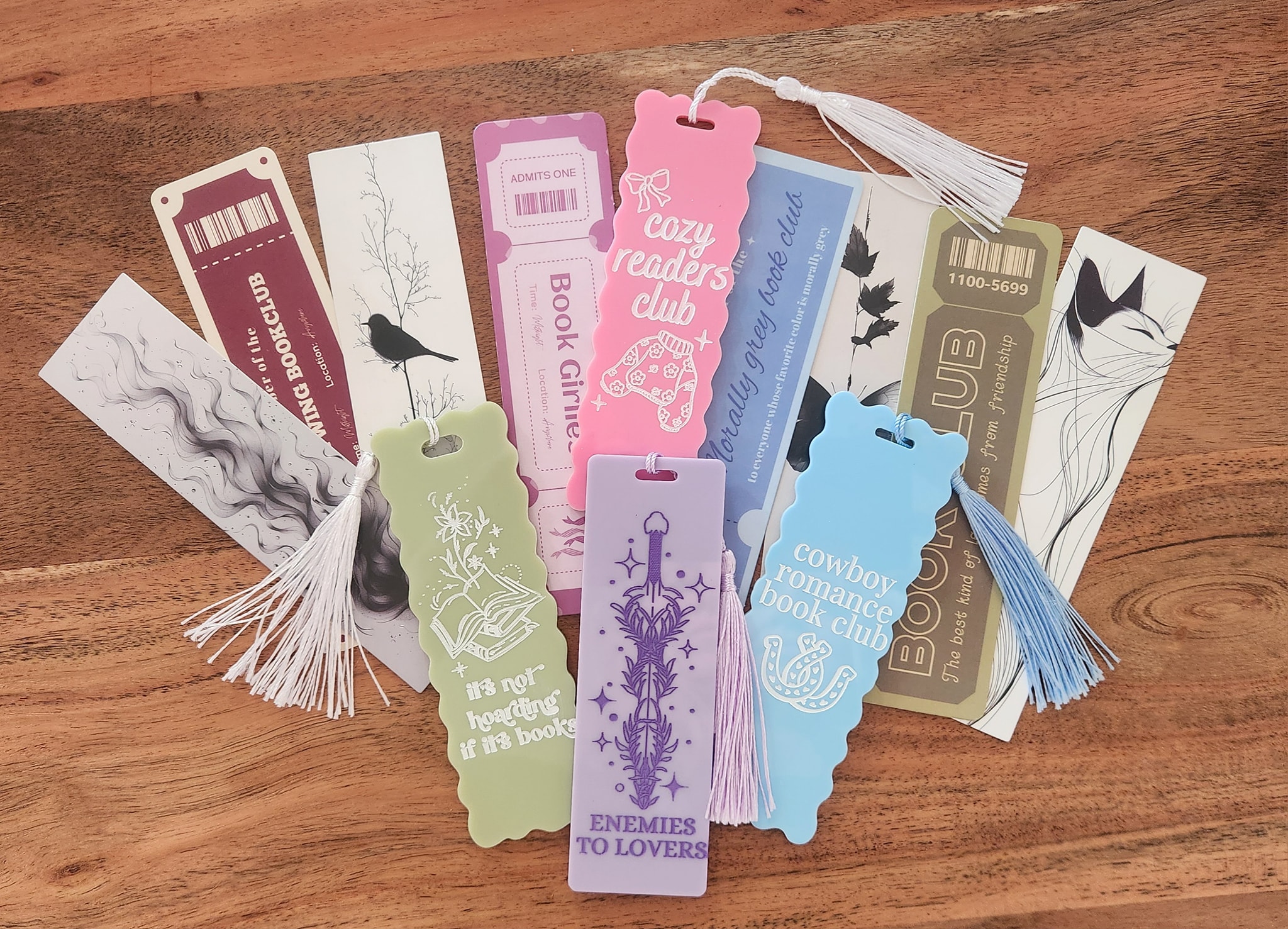 🔖🔖Happy World Bookmark Day 🔖🔖
We have all used some cazy things as a bookmark! 🫣sheet of toilet paper anyone?🫣
But at Runes & Romance we cherish our readers, and for that reason every book we sell comes with a bookmark!
All our standard and deluxe boxes come with an acrylic bookmark, and many of our signed copies come with a bookmark spicifically designed by the author!
#bookmark #worldbookmarkday #acrylicbookmarks #paperbookmarks #runesandromance #freegift #bookbox #bookishmerch #booklover❤️ #bookshavefeelings #localbusiness #localbusinessowners