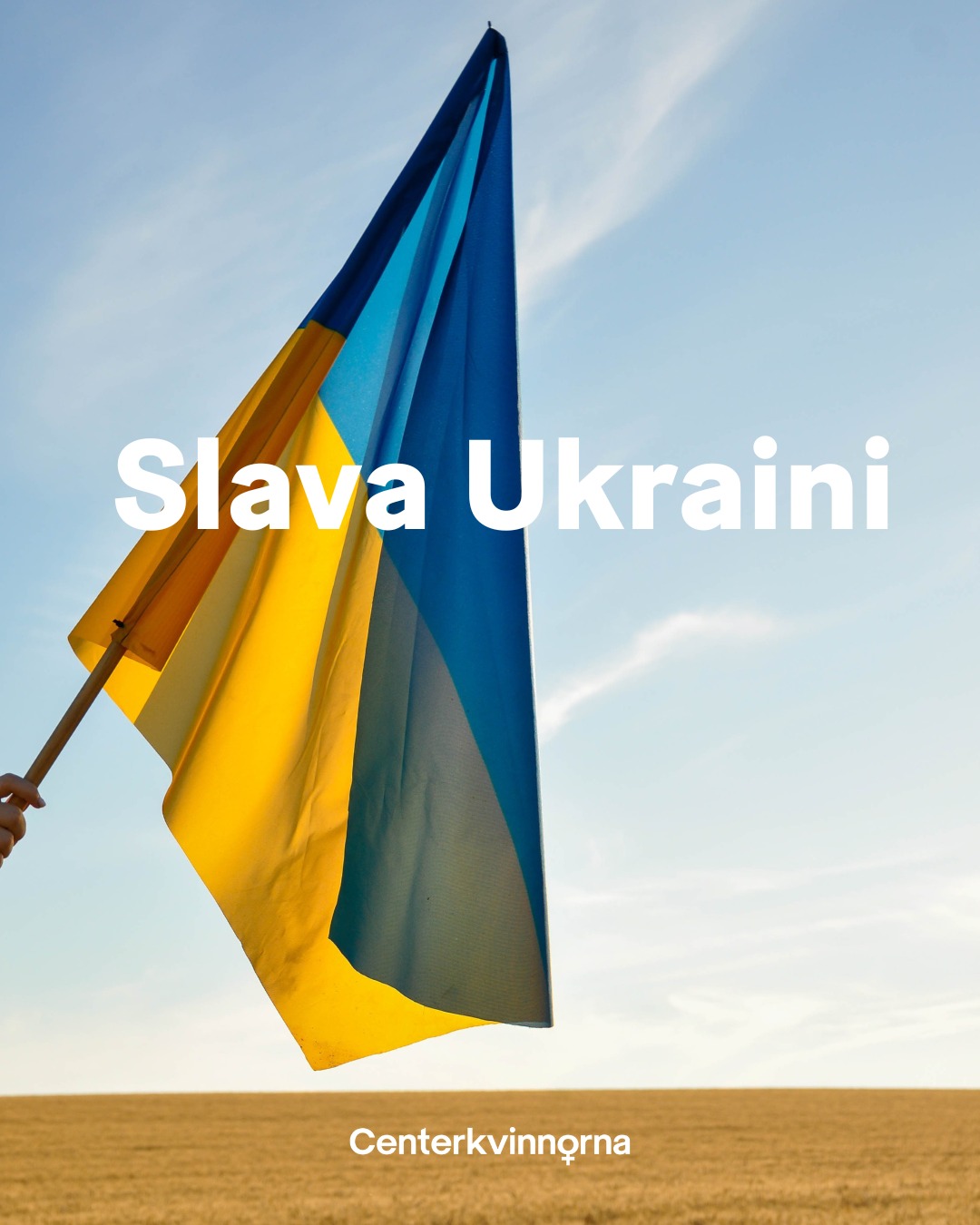 Dagens datum markerar starten på det fjärde året av kriget i Ukraina.
Det är ett krig som har lagt städer i ruiner, splittrat familjer och tvingat miljoner människor på flykt. Mitt i vårt Europa.
När friheten hotas drabbas kvinnor ofta först och hårdast – genom sexuellt våld, otrygghet och det ansvar som läggs på deras axlar när samhället faller isär.
För Centerkvinnorna är stödet till Ukraina en fråga om både säkerhet och jämställdhet. Sverige och EU måste fortsätta stå enade och långsiktiga.
Ukrainas sak är vår. Slava Ukraini. 💛💙